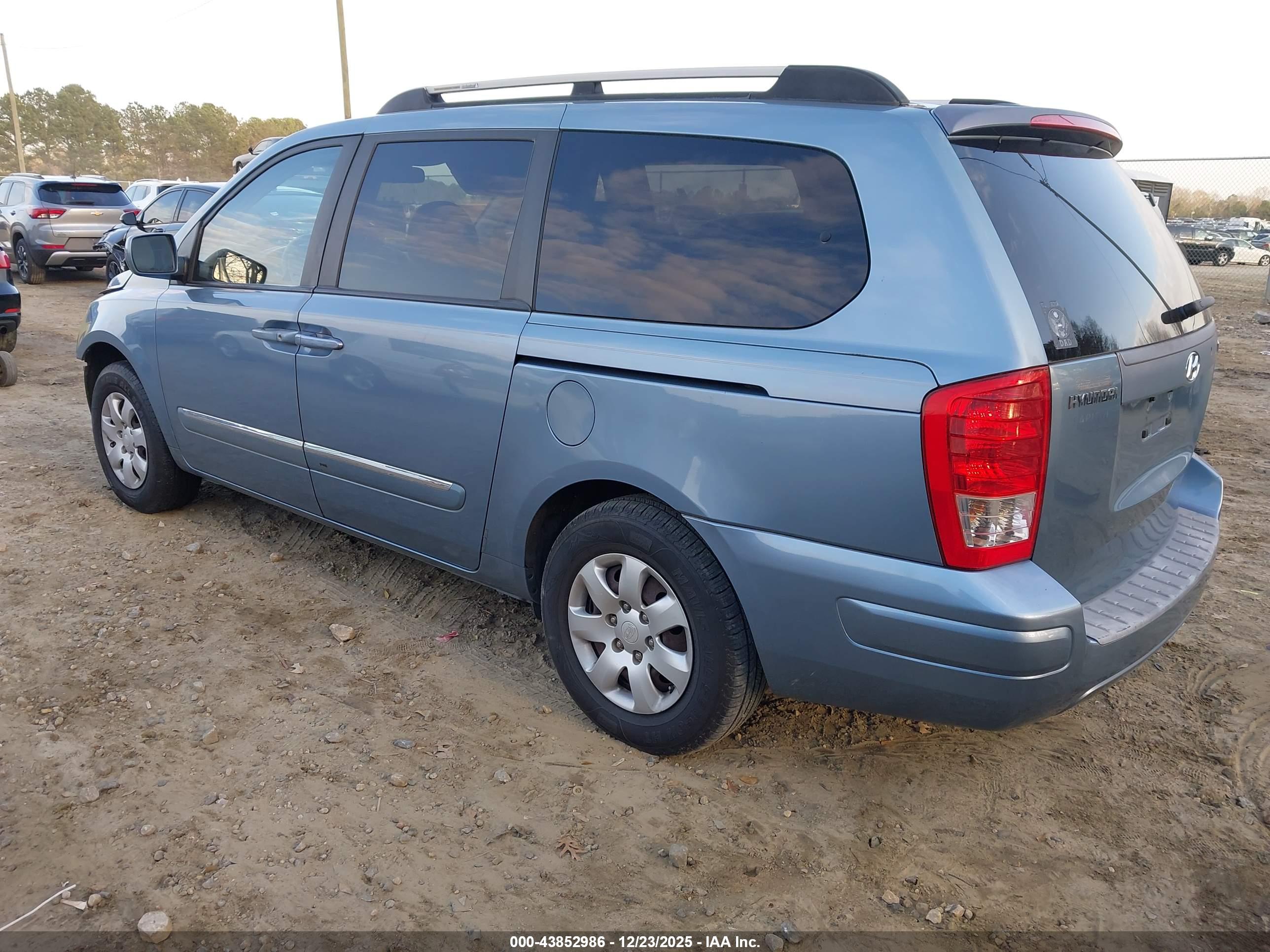 HYUNDAI ENTOURAGE image 3
