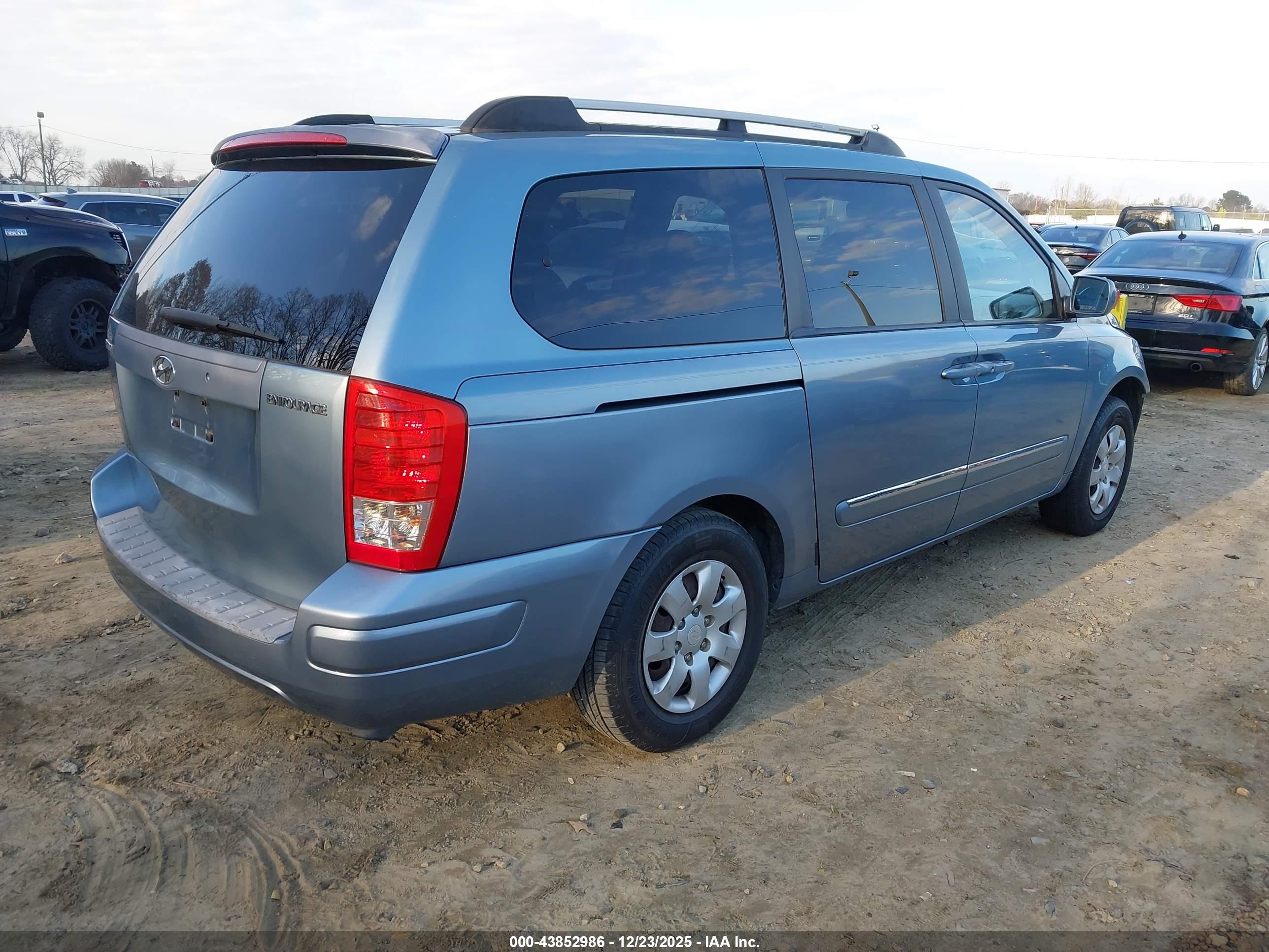 HYUNDAI ENTOURAGE image 4