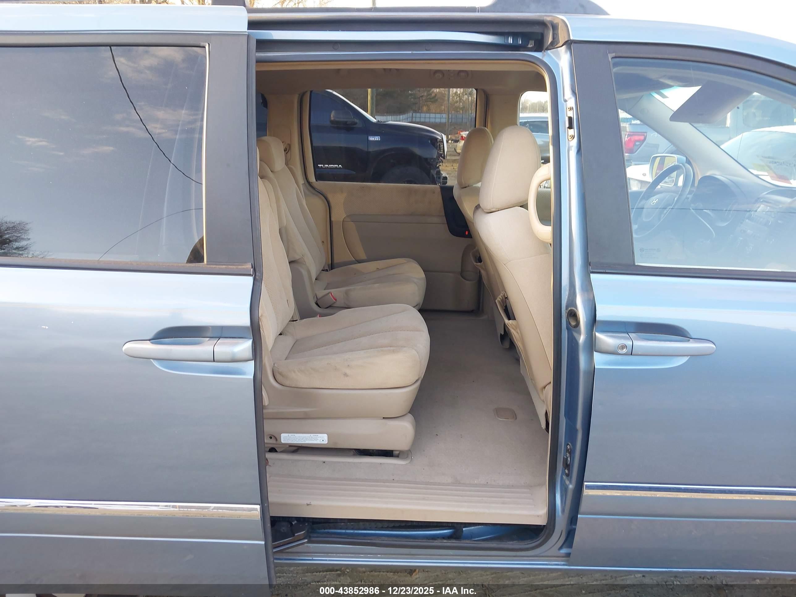 HYUNDAI ENTOURAGE image 8