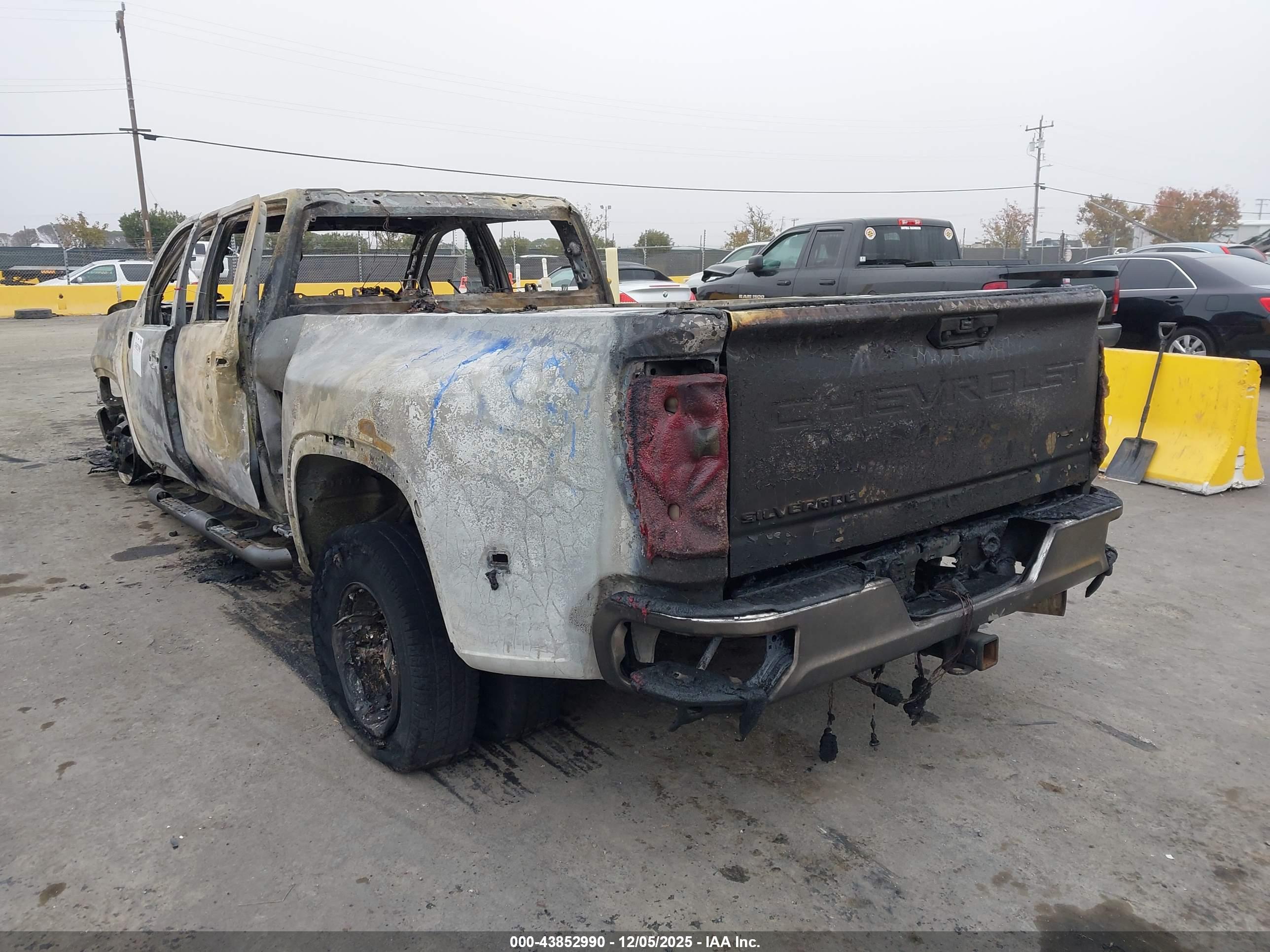 CHEVROLET SILVERADO image 3