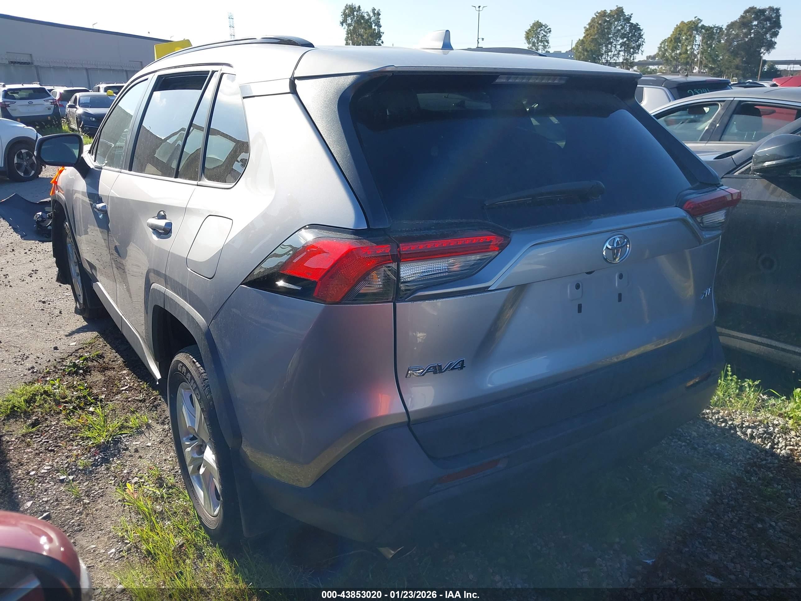 TOYOTA RAV4 image 3
