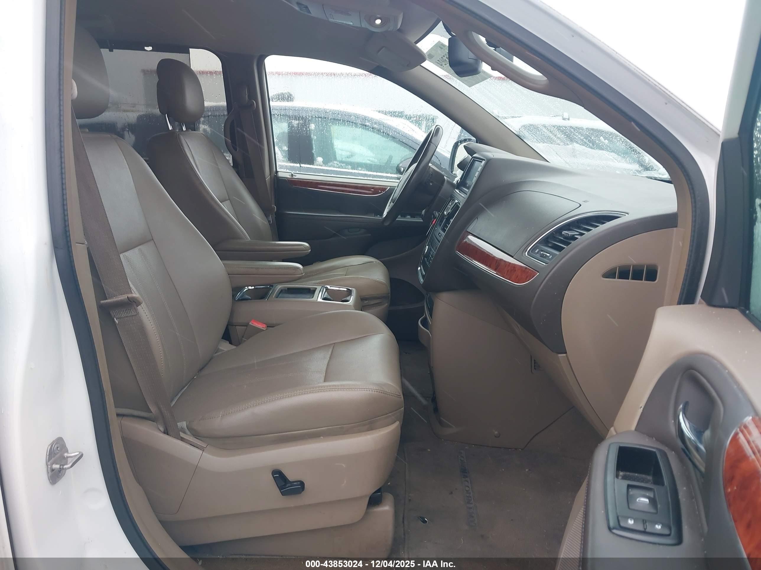 CHRYSLER TOWN image 5