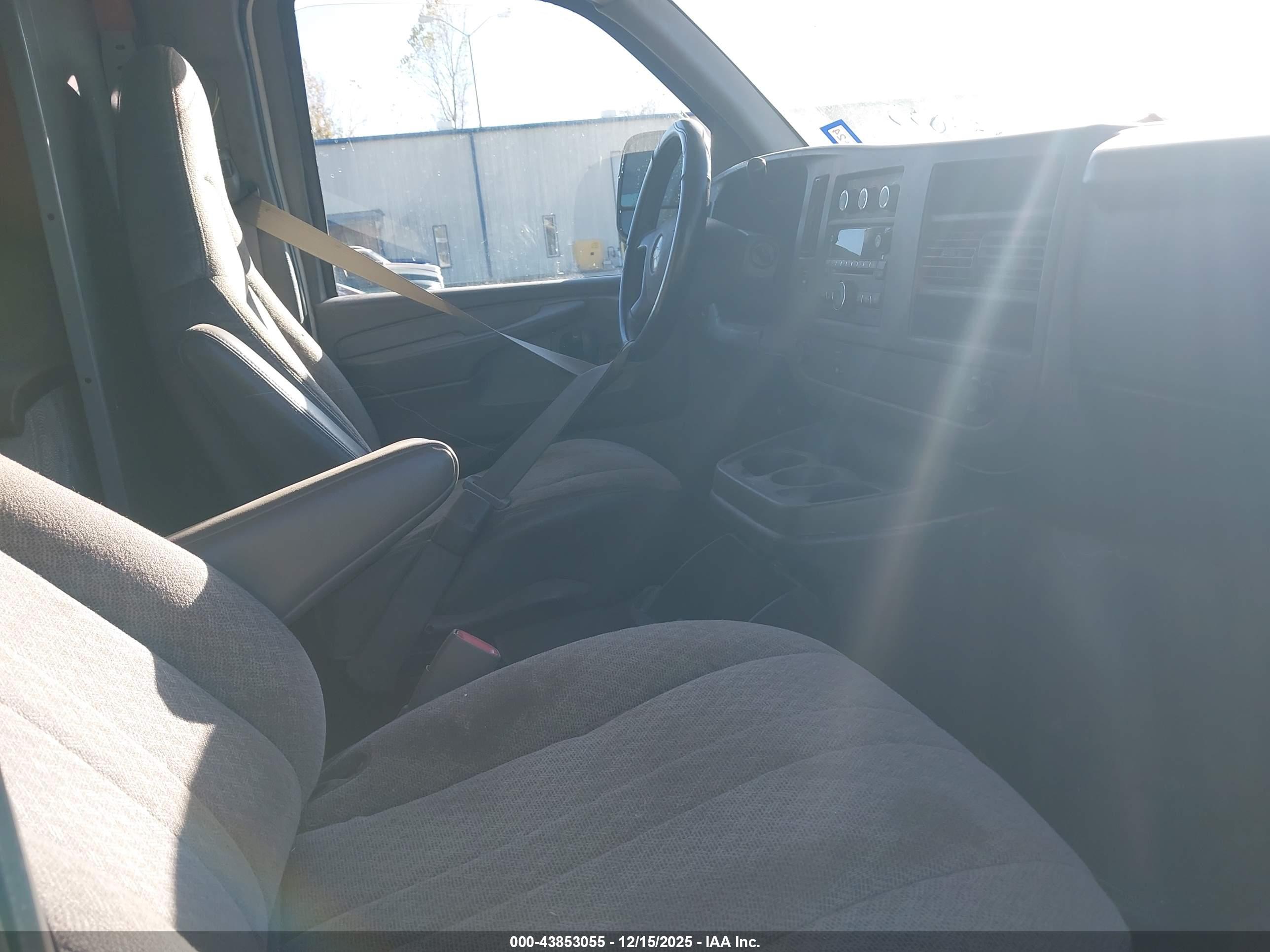 CHEVROLET EXPRESS image 5