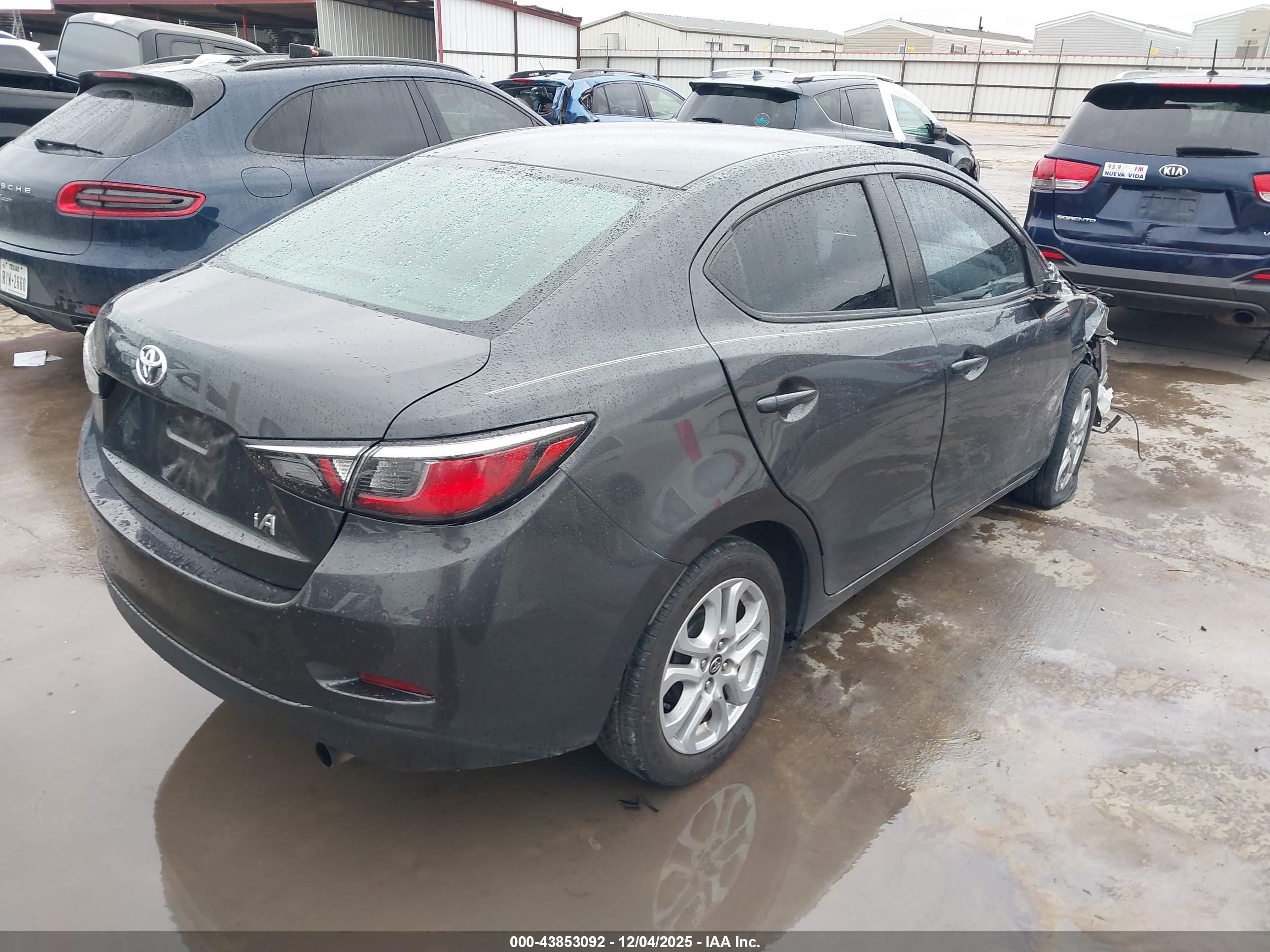TOYOTA YARIS image 4