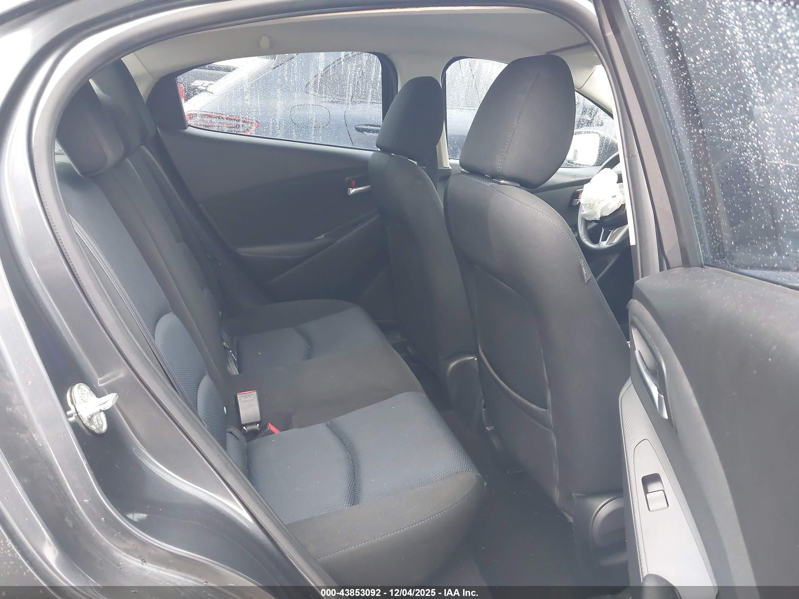 TOYOTA YARIS image 8