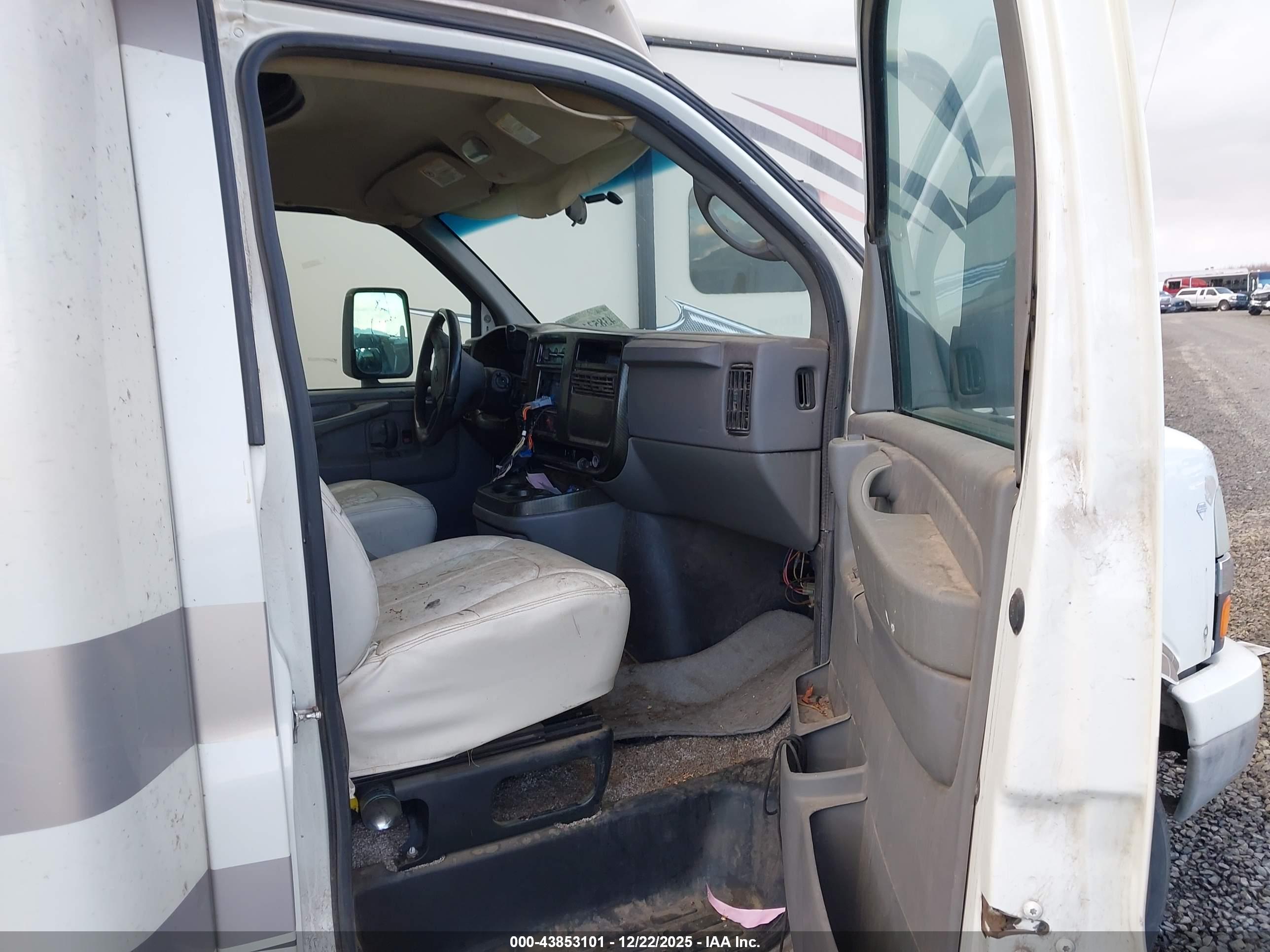 CHEVROLET EXPRESS image 5