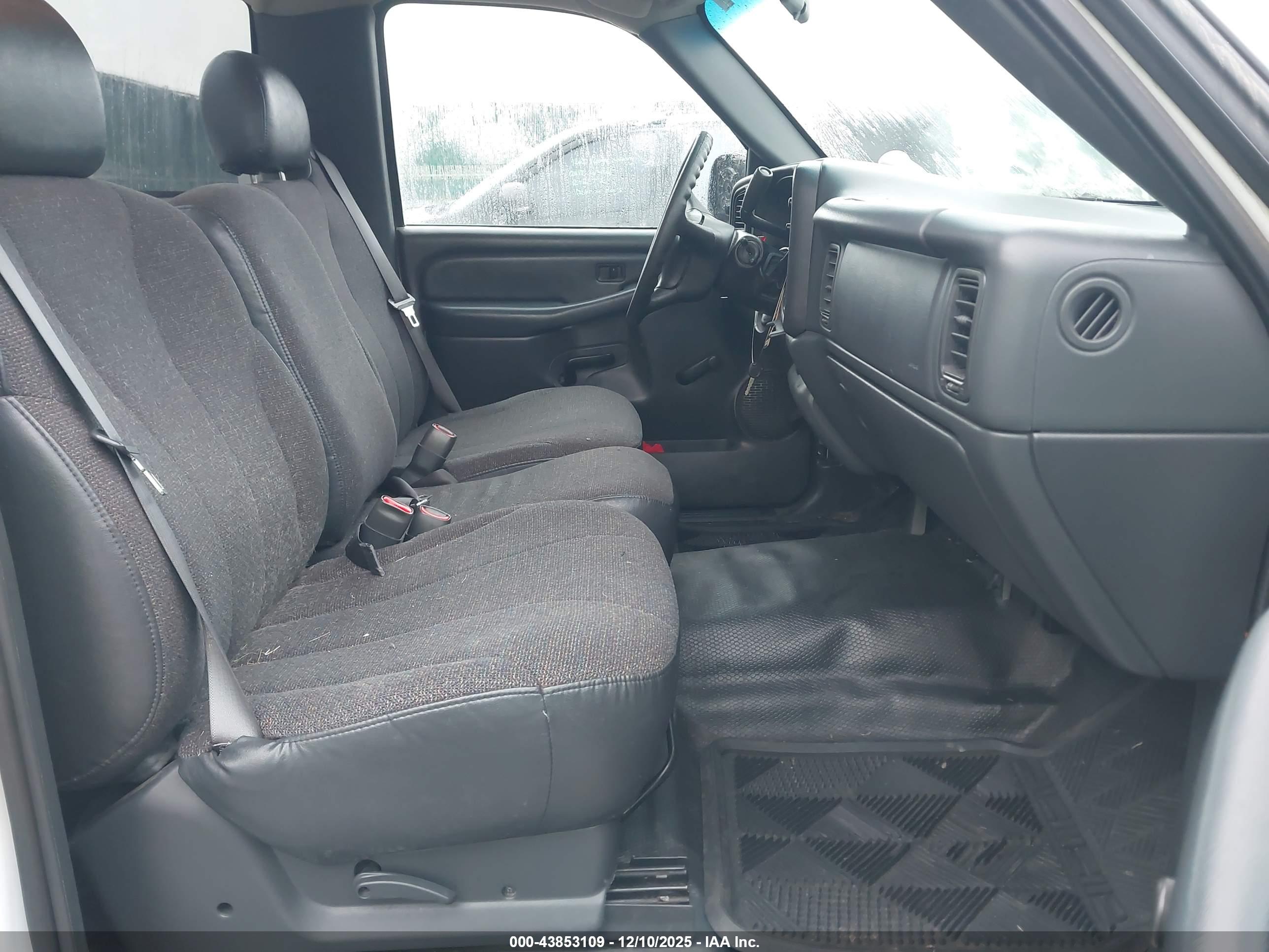 CHEVROLET SILVERADO image 5