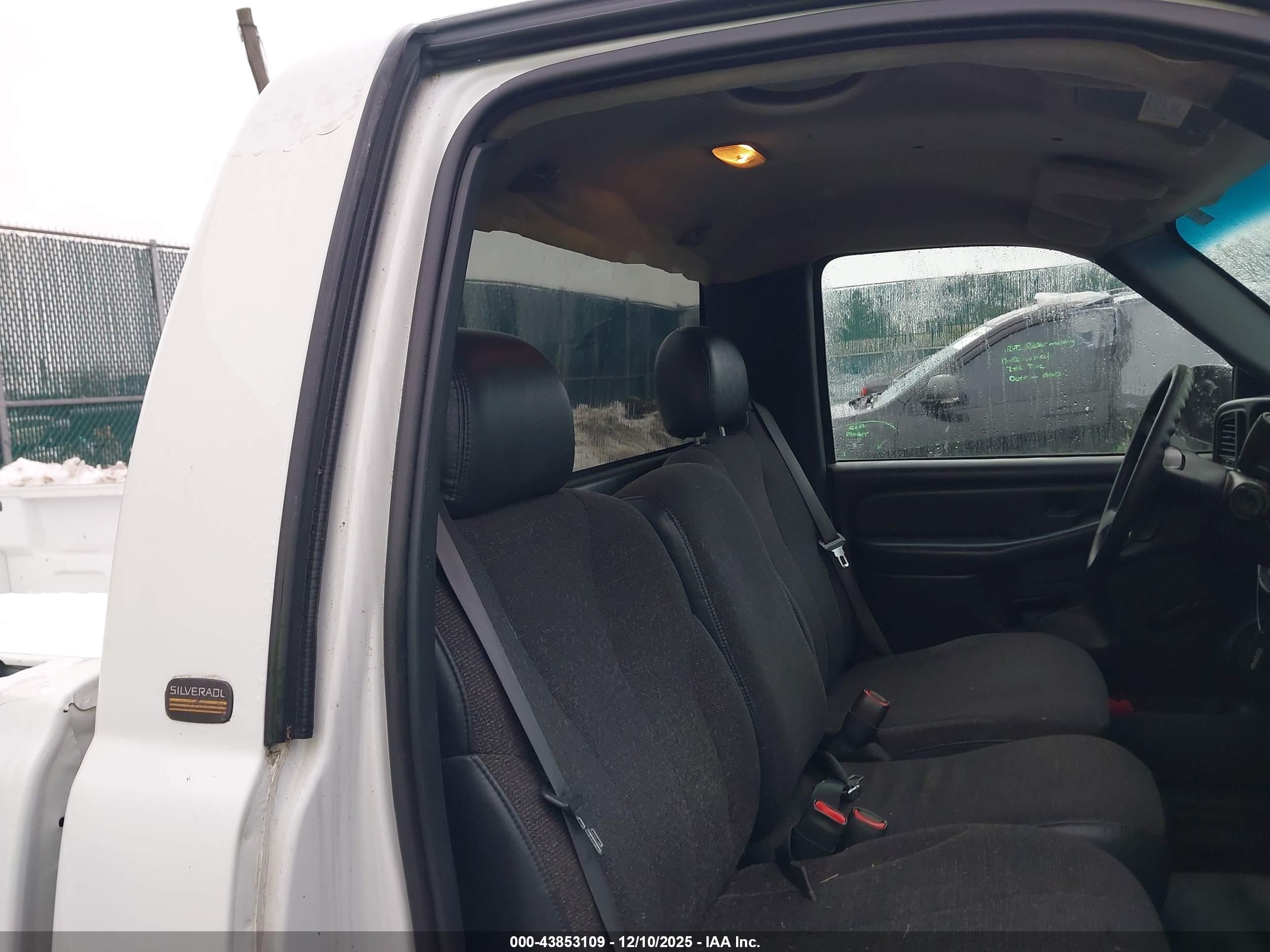 CHEVROLET SILVERADO image 8