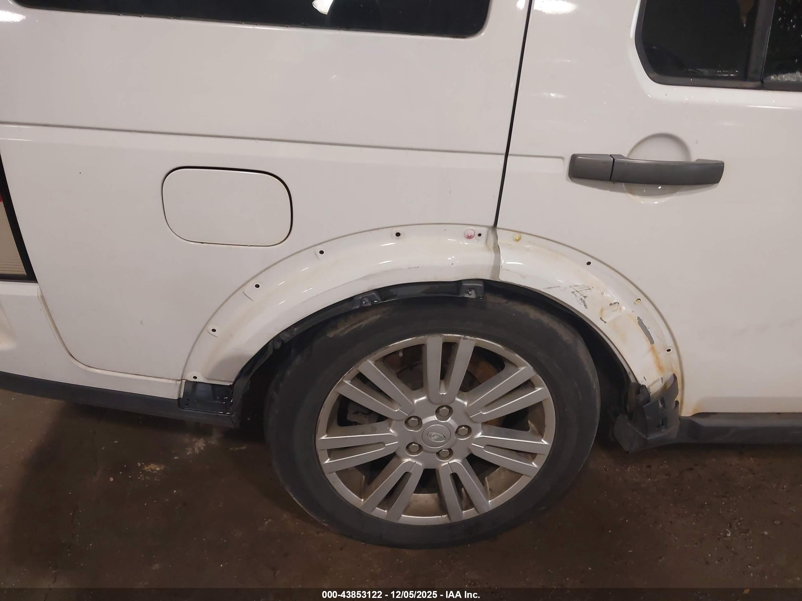 LAND ROVER image 6