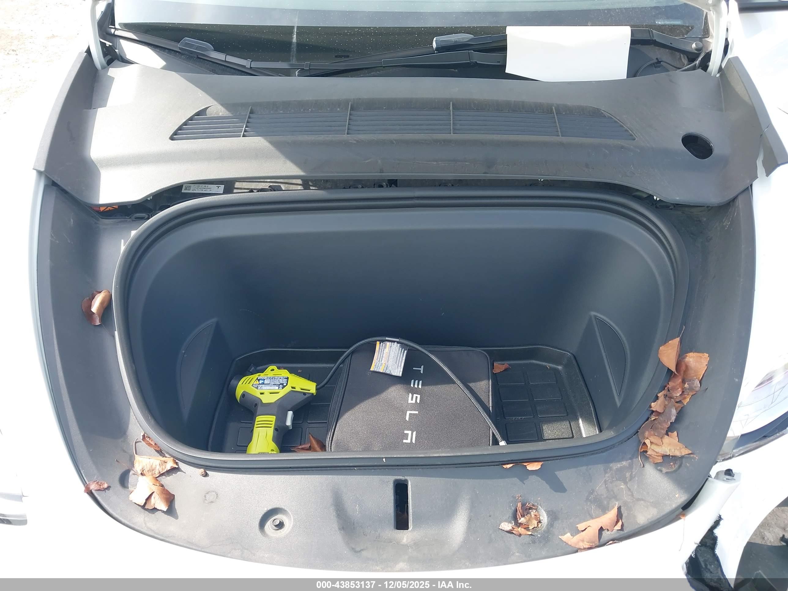 TESLA MODEL image 10