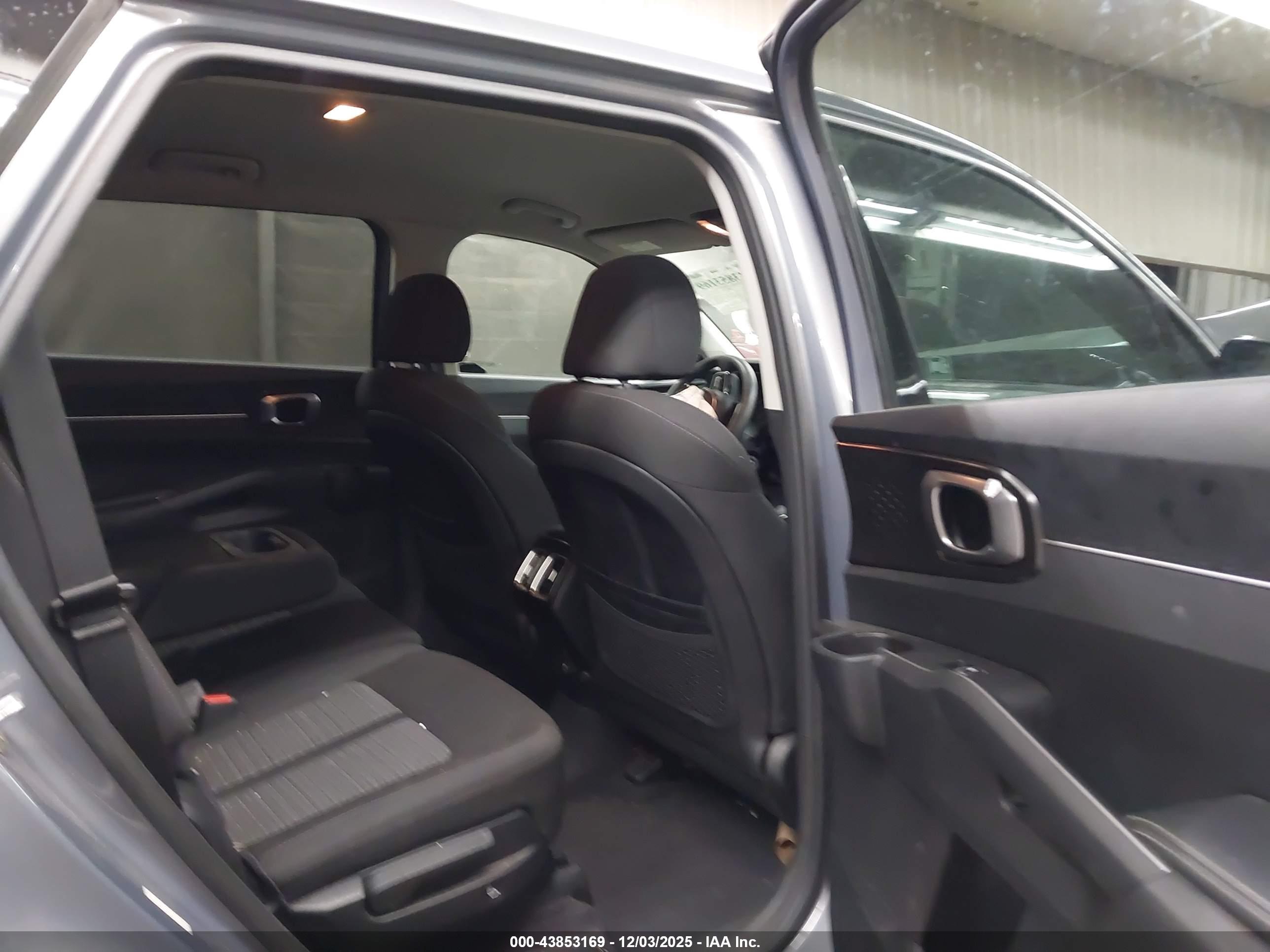 KIA SORENTO image 8