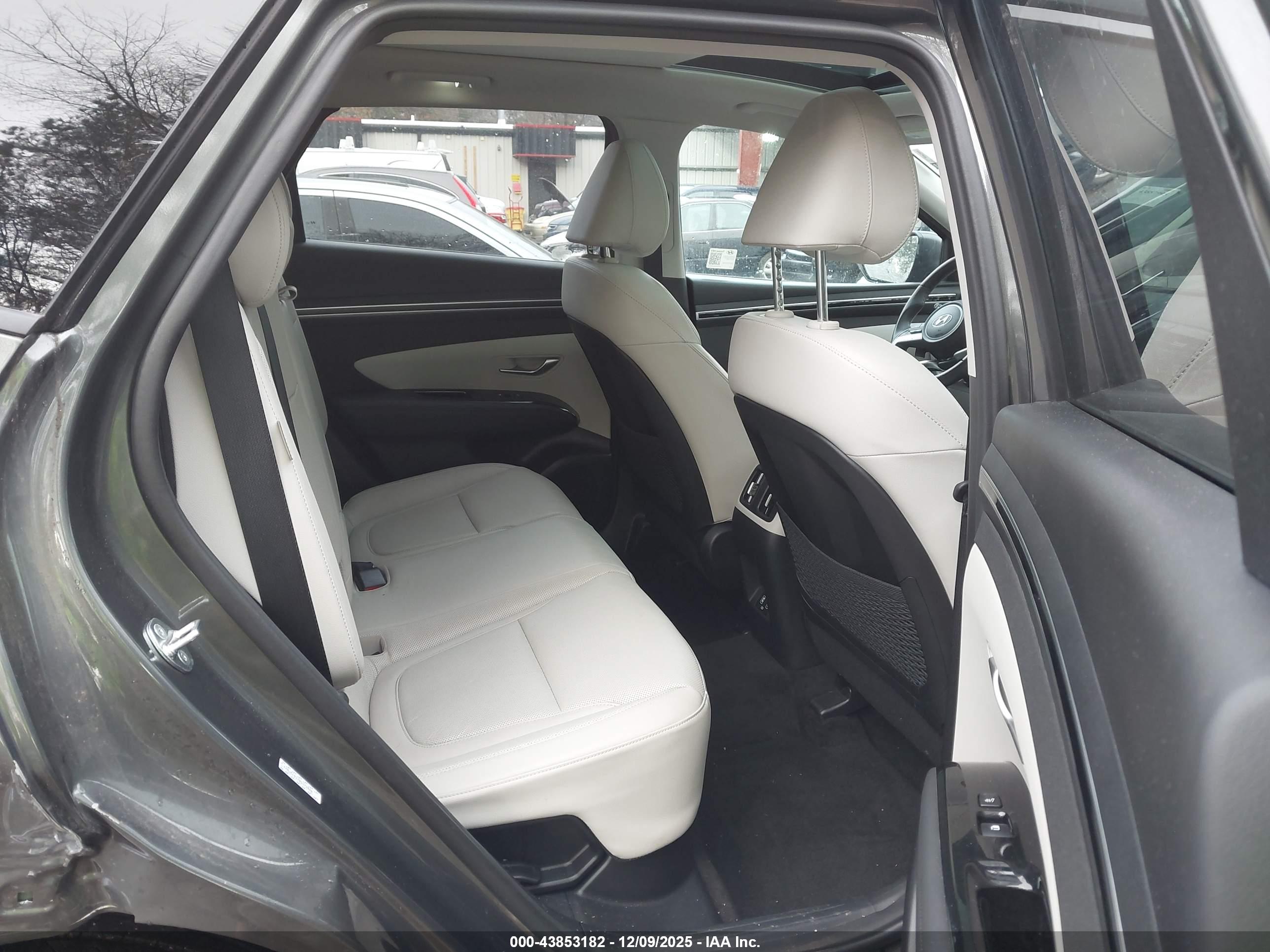 HYUNDAI TUCSON image 8