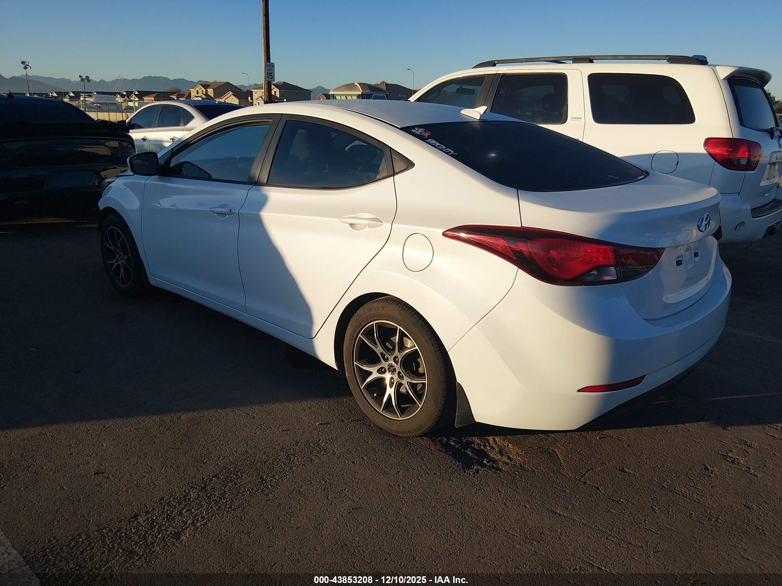 HYUNDAI ELANTRA image 3