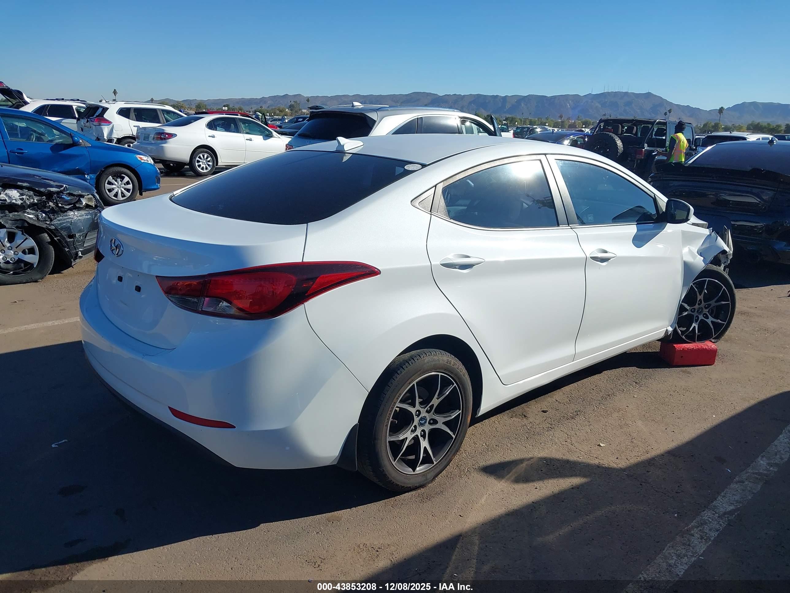 HYUNDAI ELANTRA image 4