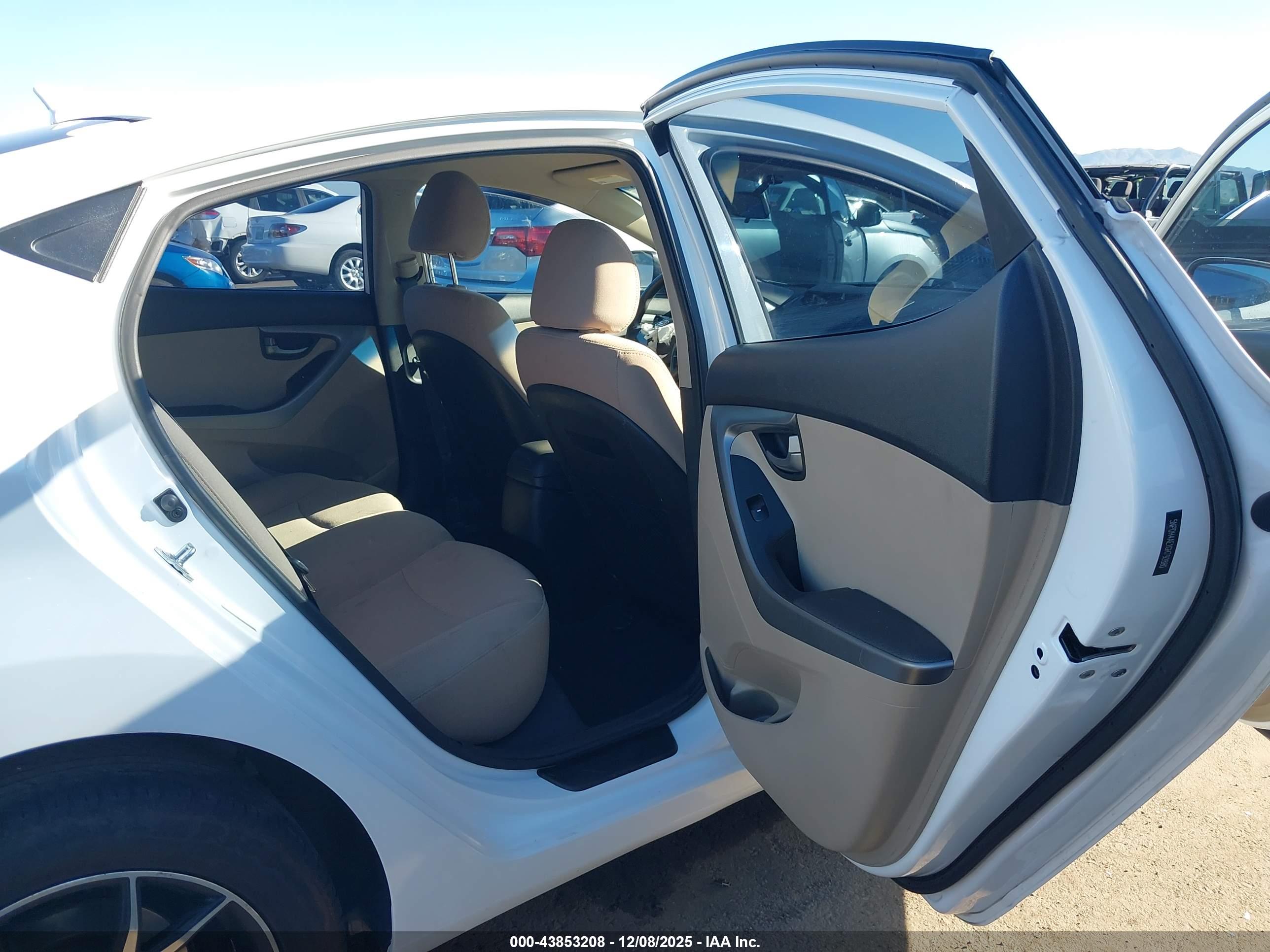 HYUNDAI ELANTRA image 8