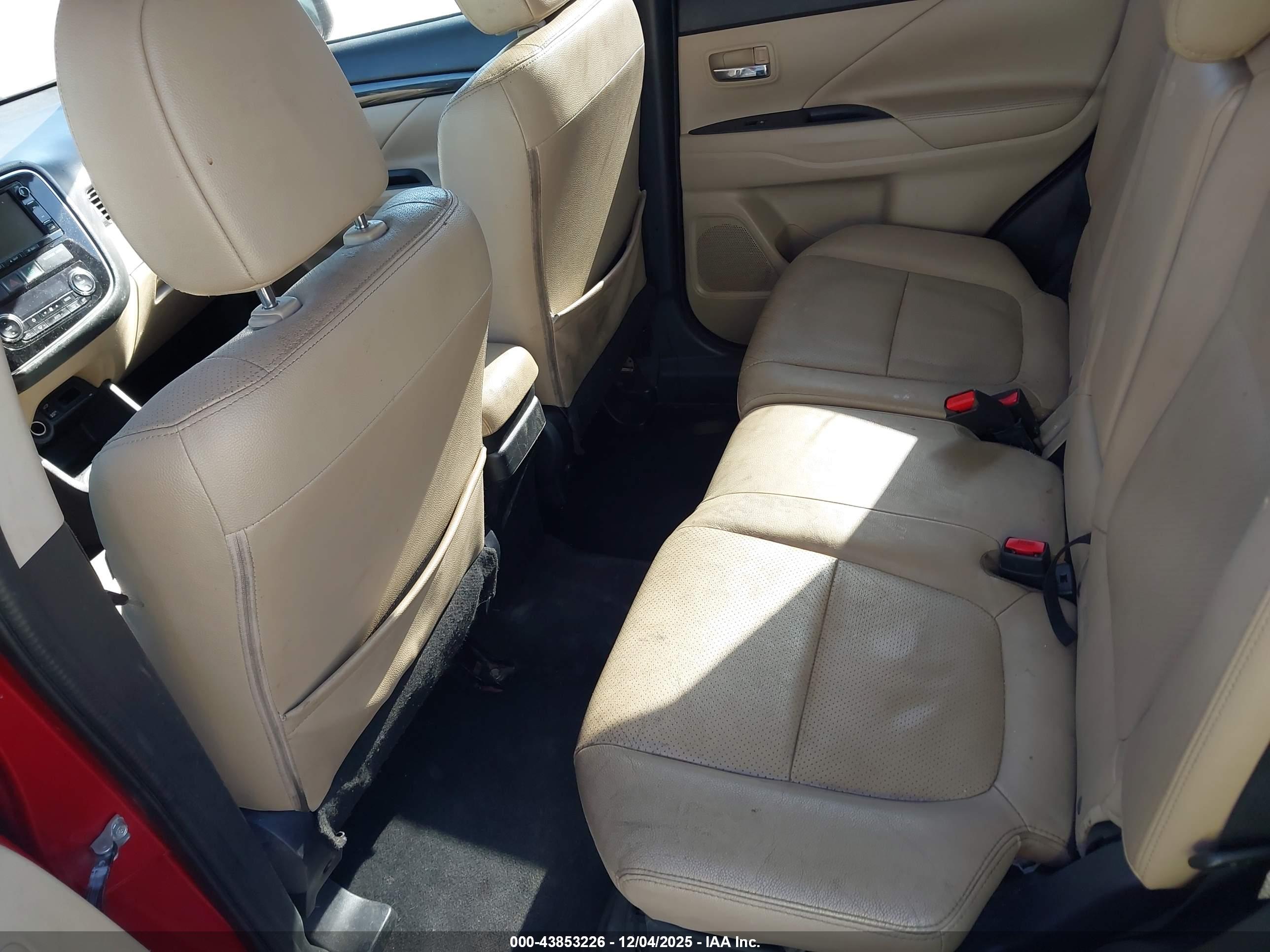 MITSUBISHI OUTLANDER image 8