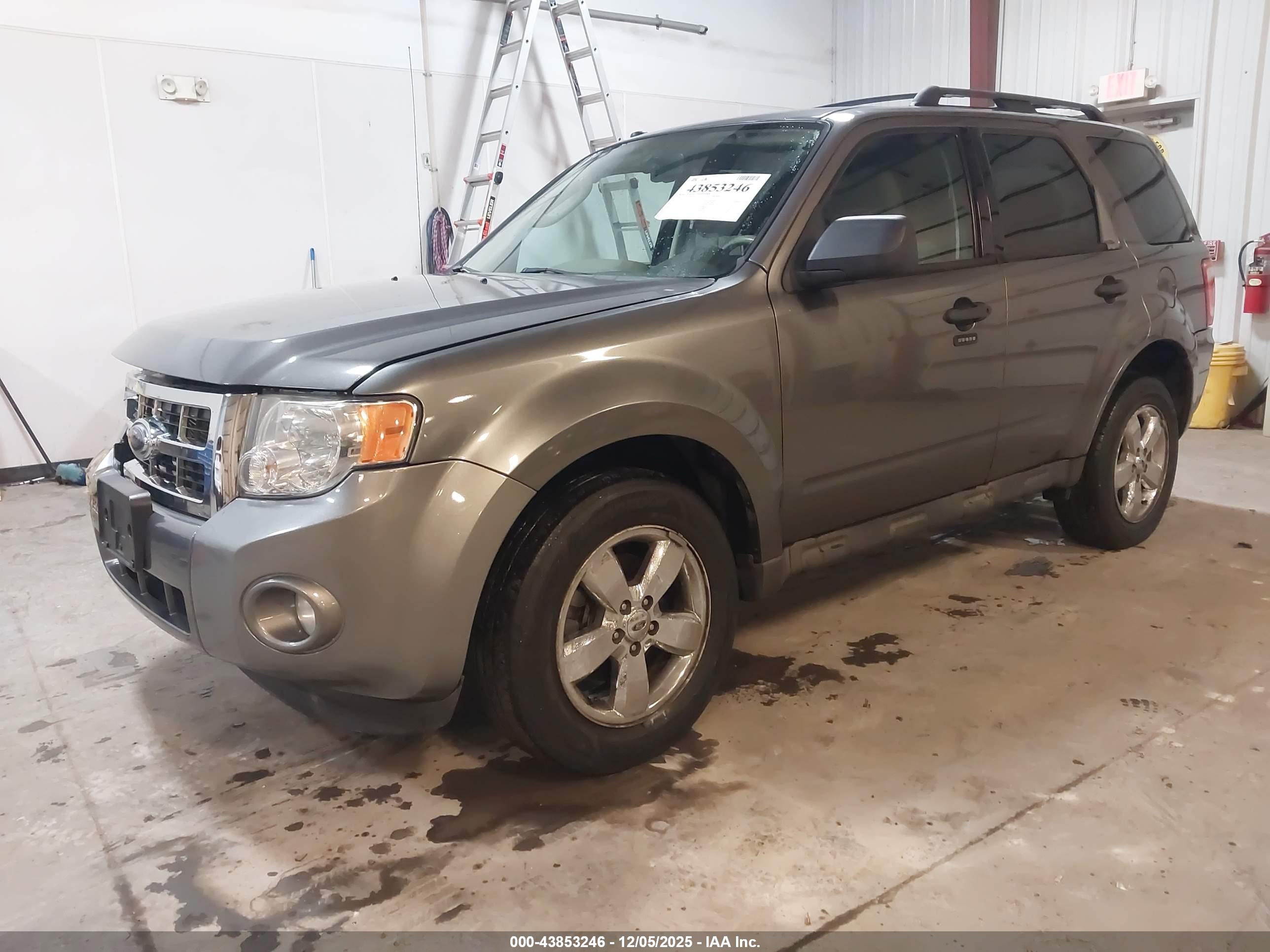 FORD ESCAPE image 2