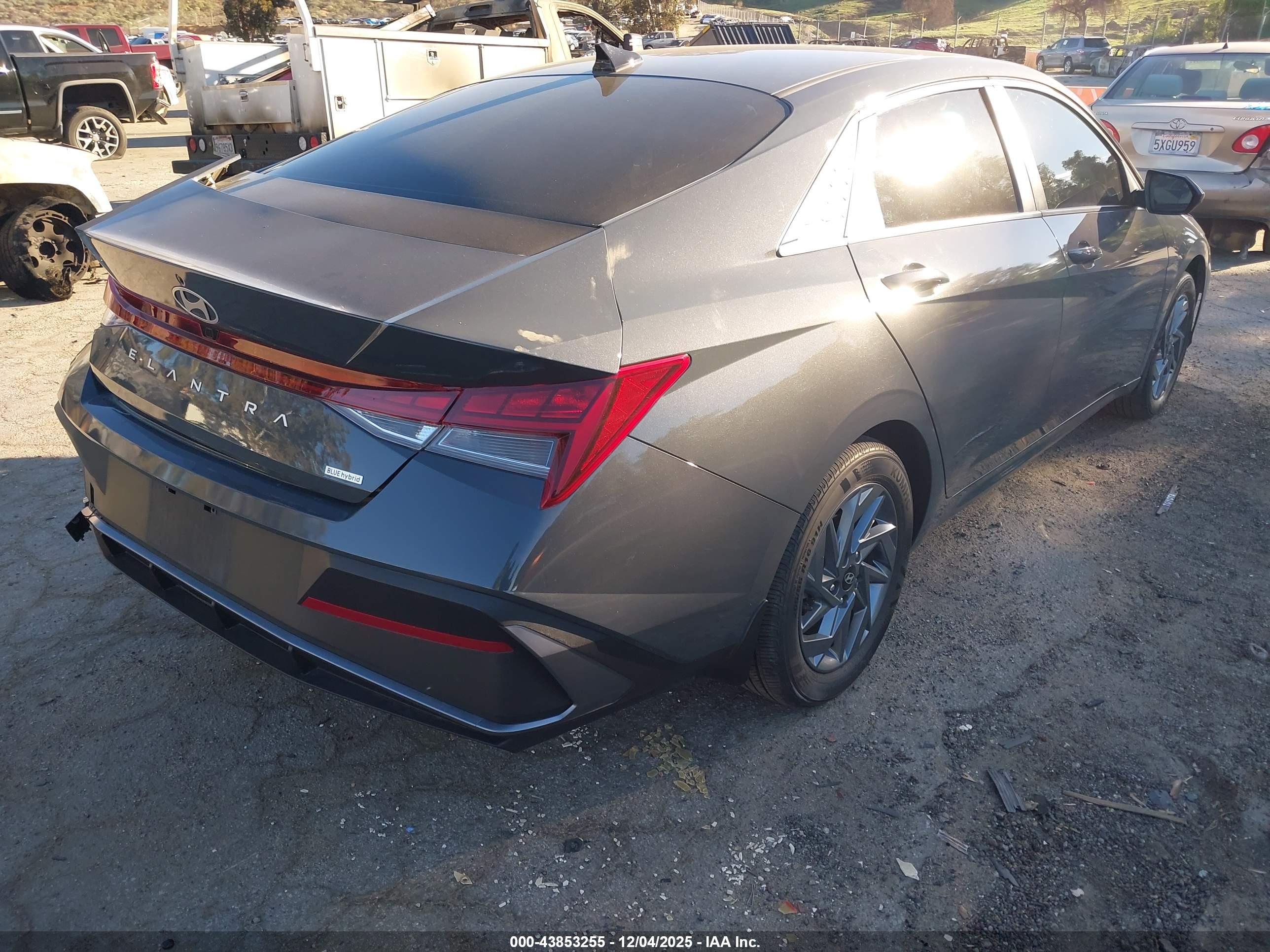 HYUNDAI ELANTRA image 4