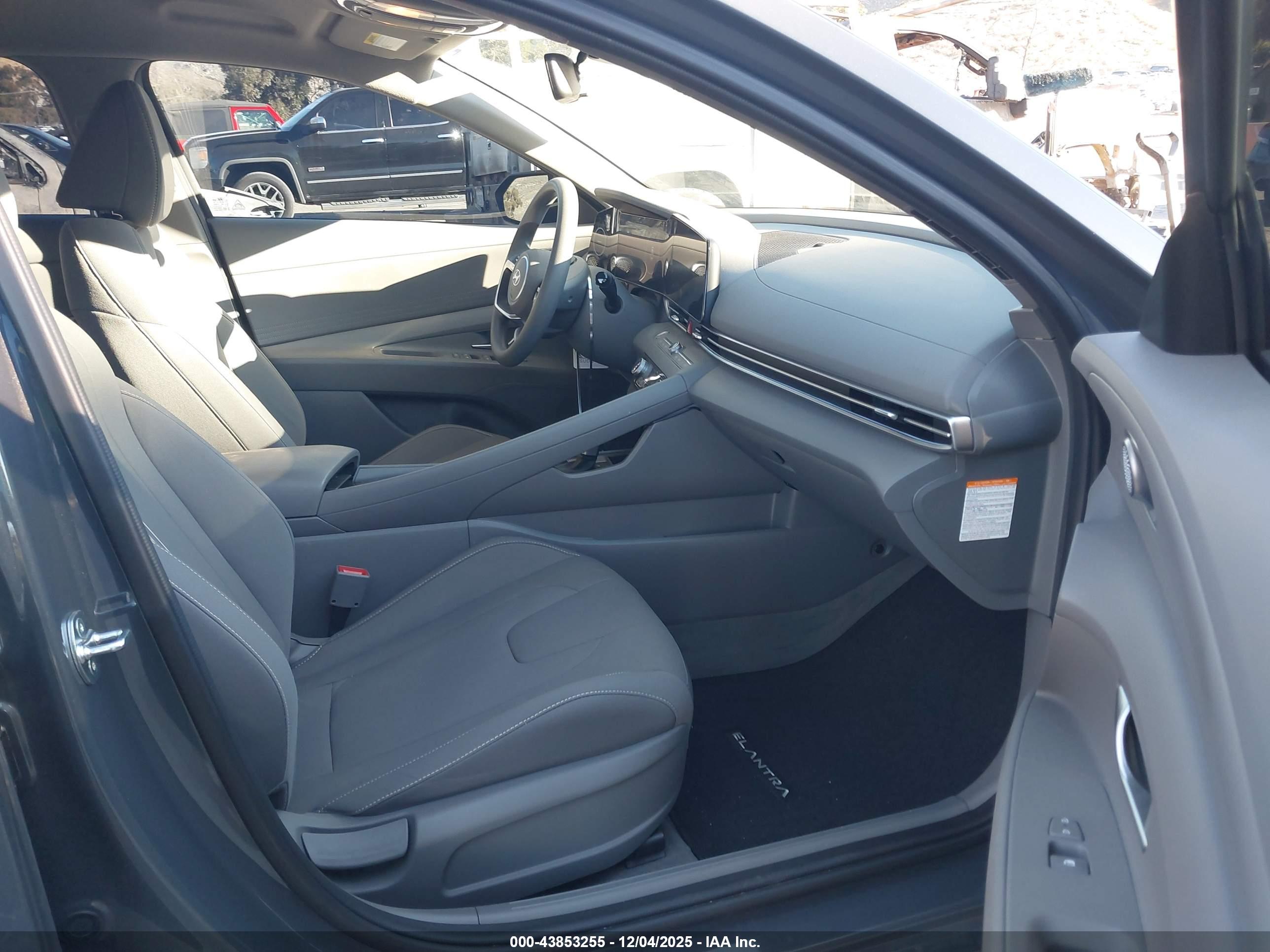 HYUNDAI ELANTRA image 5