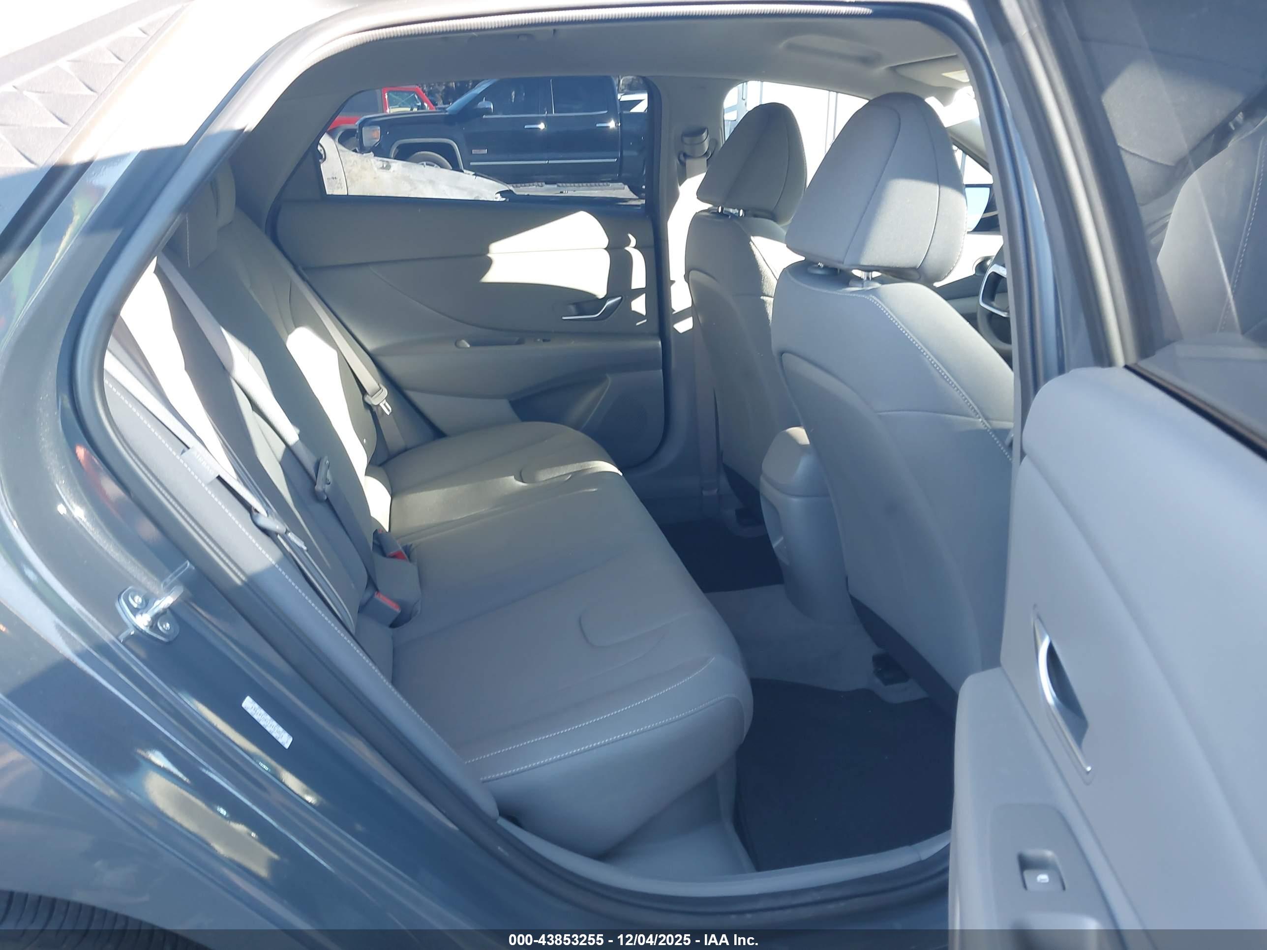 HYUNDAI ELANTRA image 8