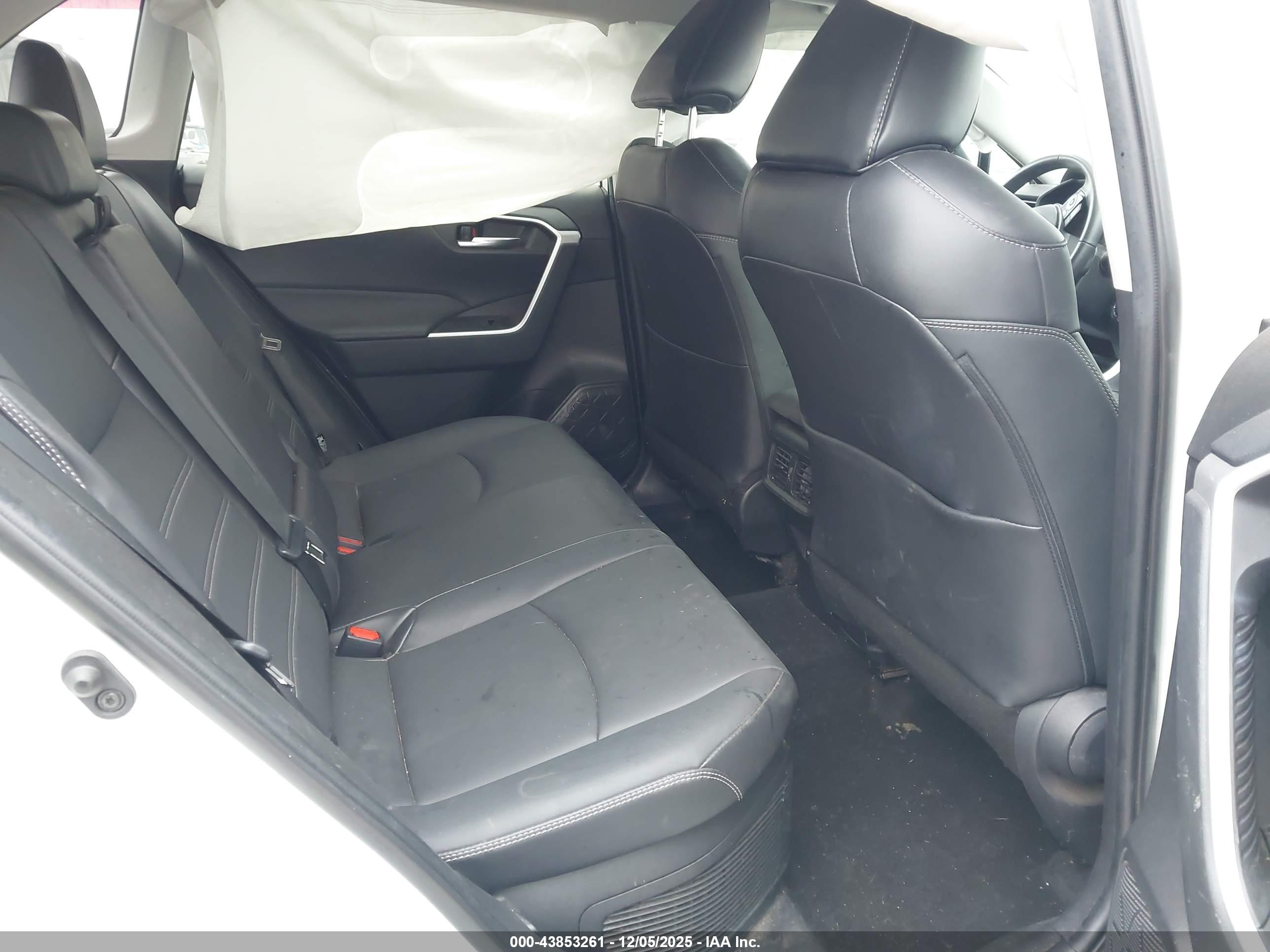 TOYOTA RAV4 image 8