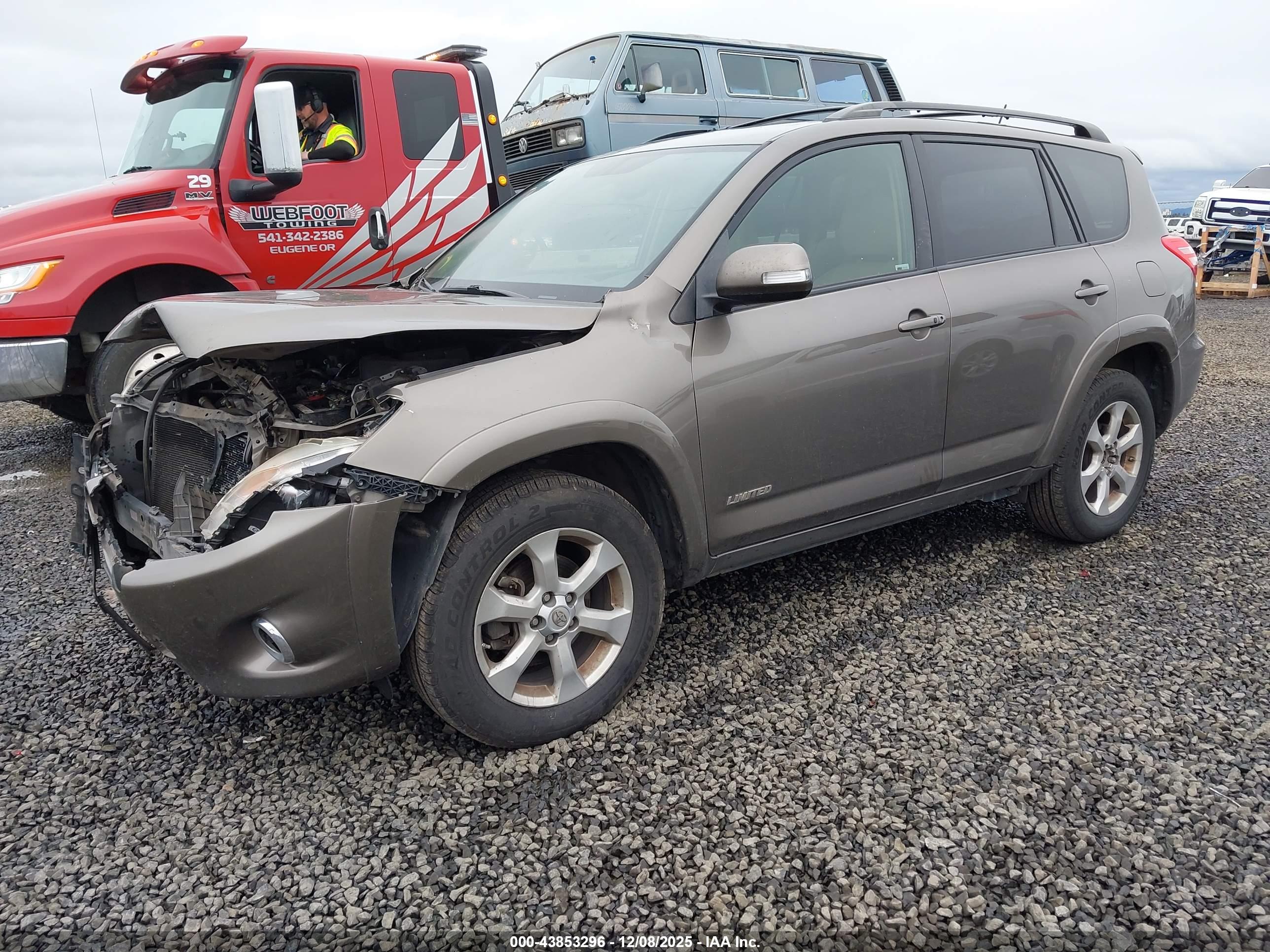 TOYOTA RAV4 image 2