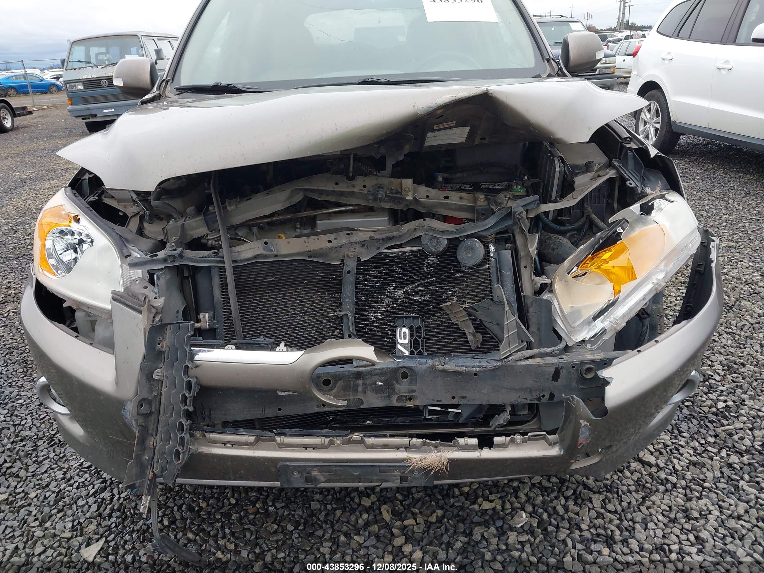TOYOTA RAV4 image 6