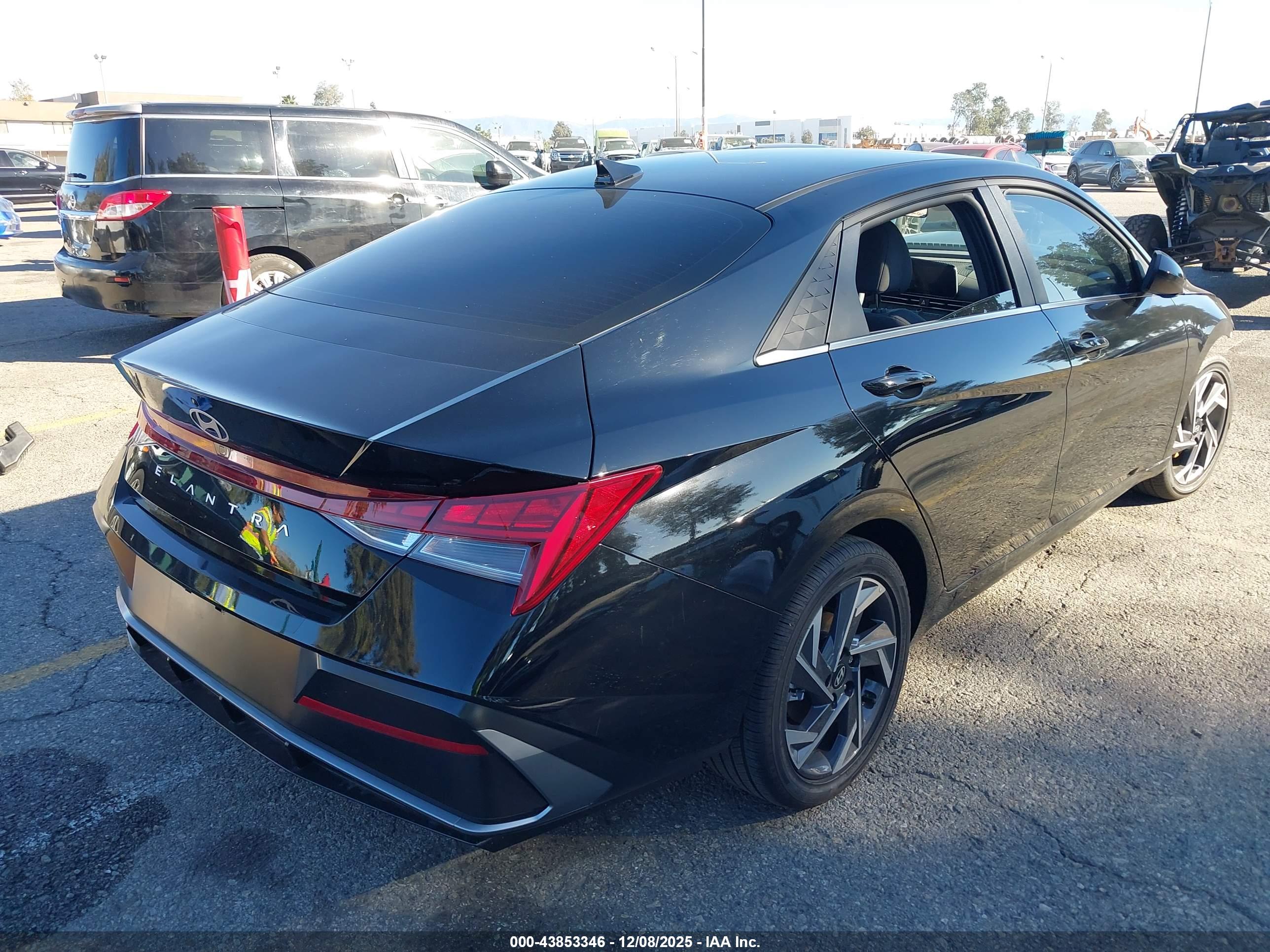 HYUNDAI ELANTRA image 4