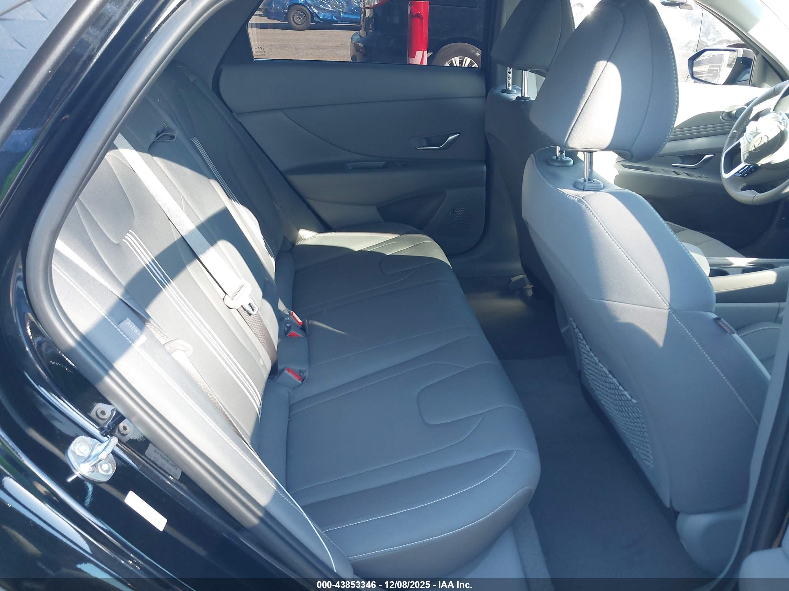 HYUNDAI ELANTRA image 8
