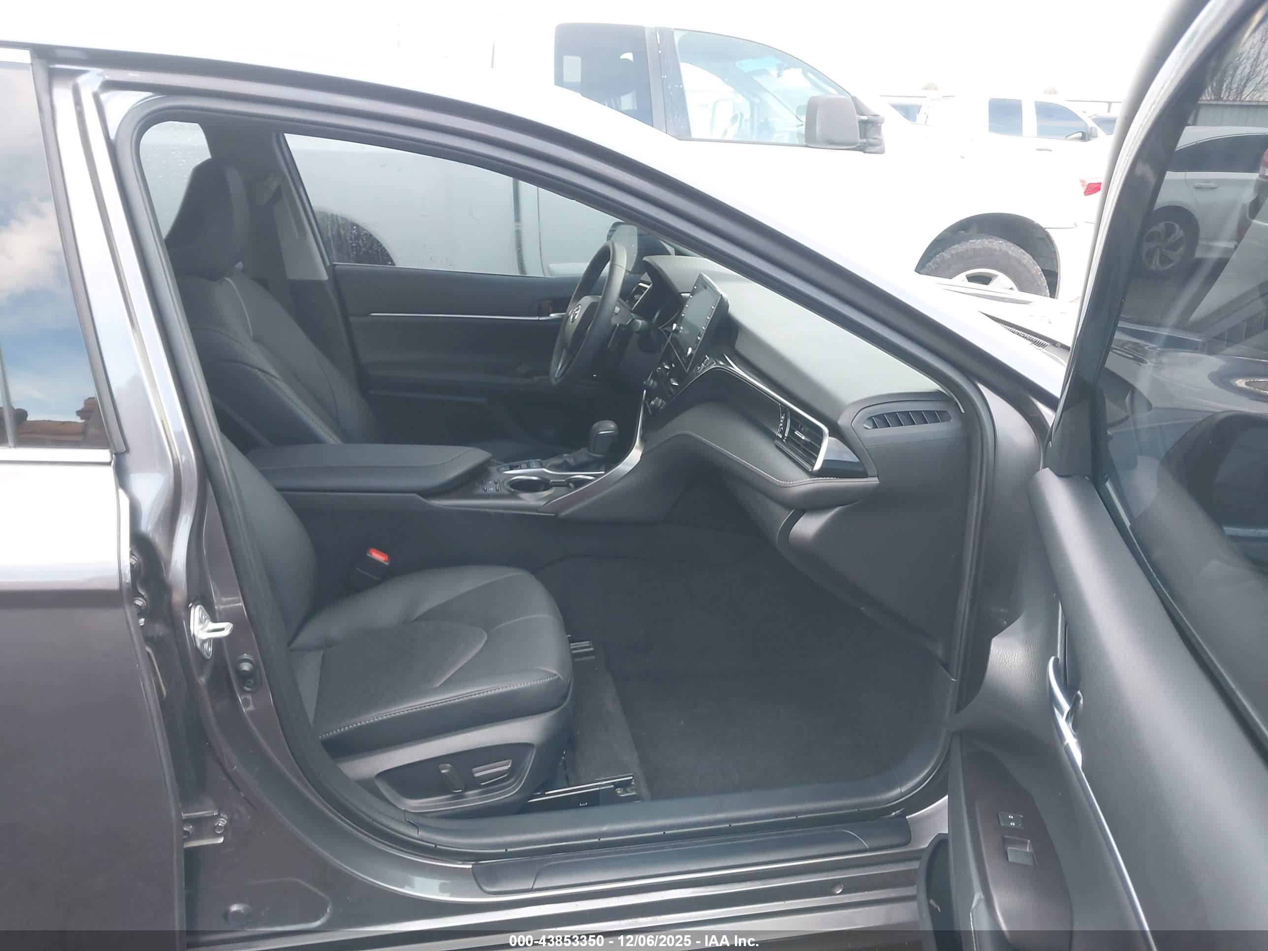 TOYOTA CAMRY image 5