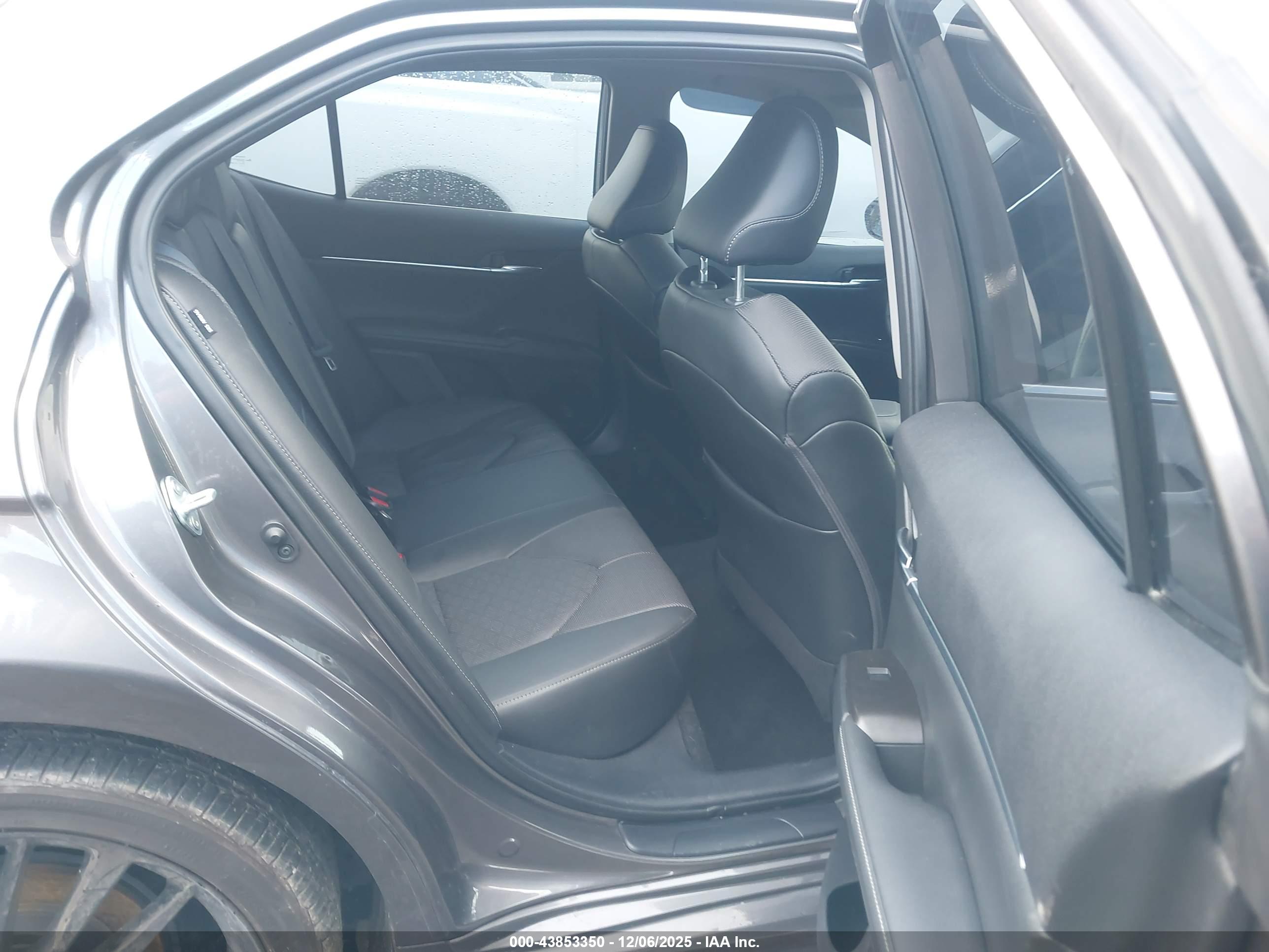 TOYOTA CAMRY image 8