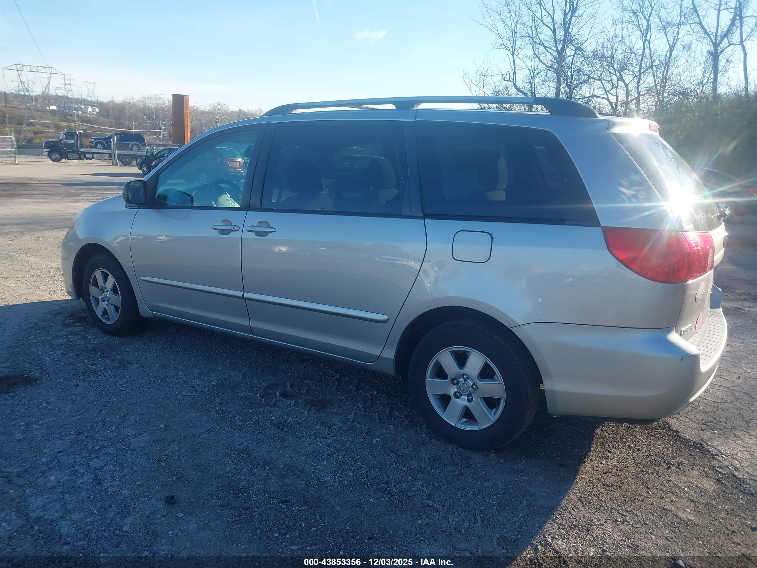 TOYOTA SIENNA image 3