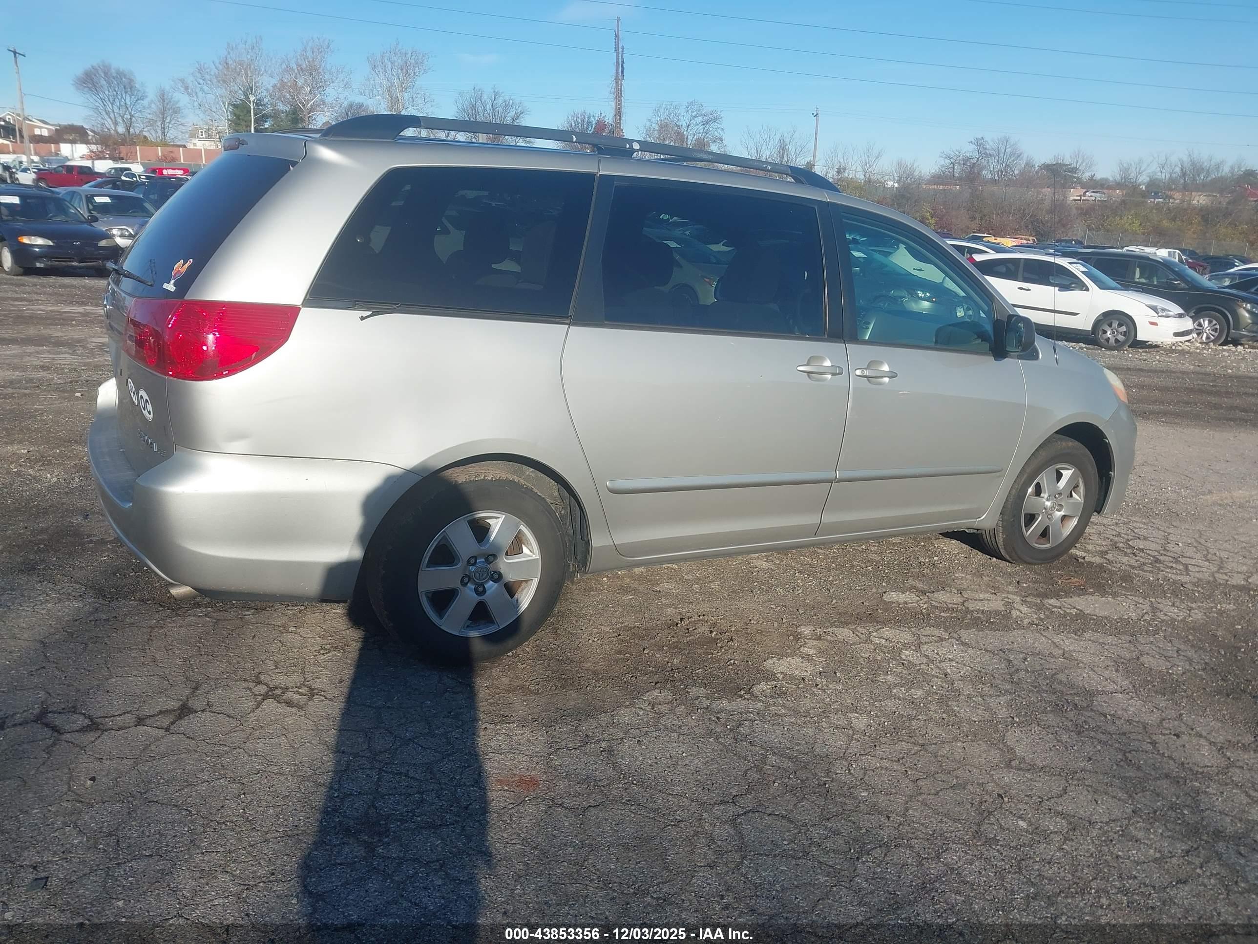 TOYOTA SIENNA image 4