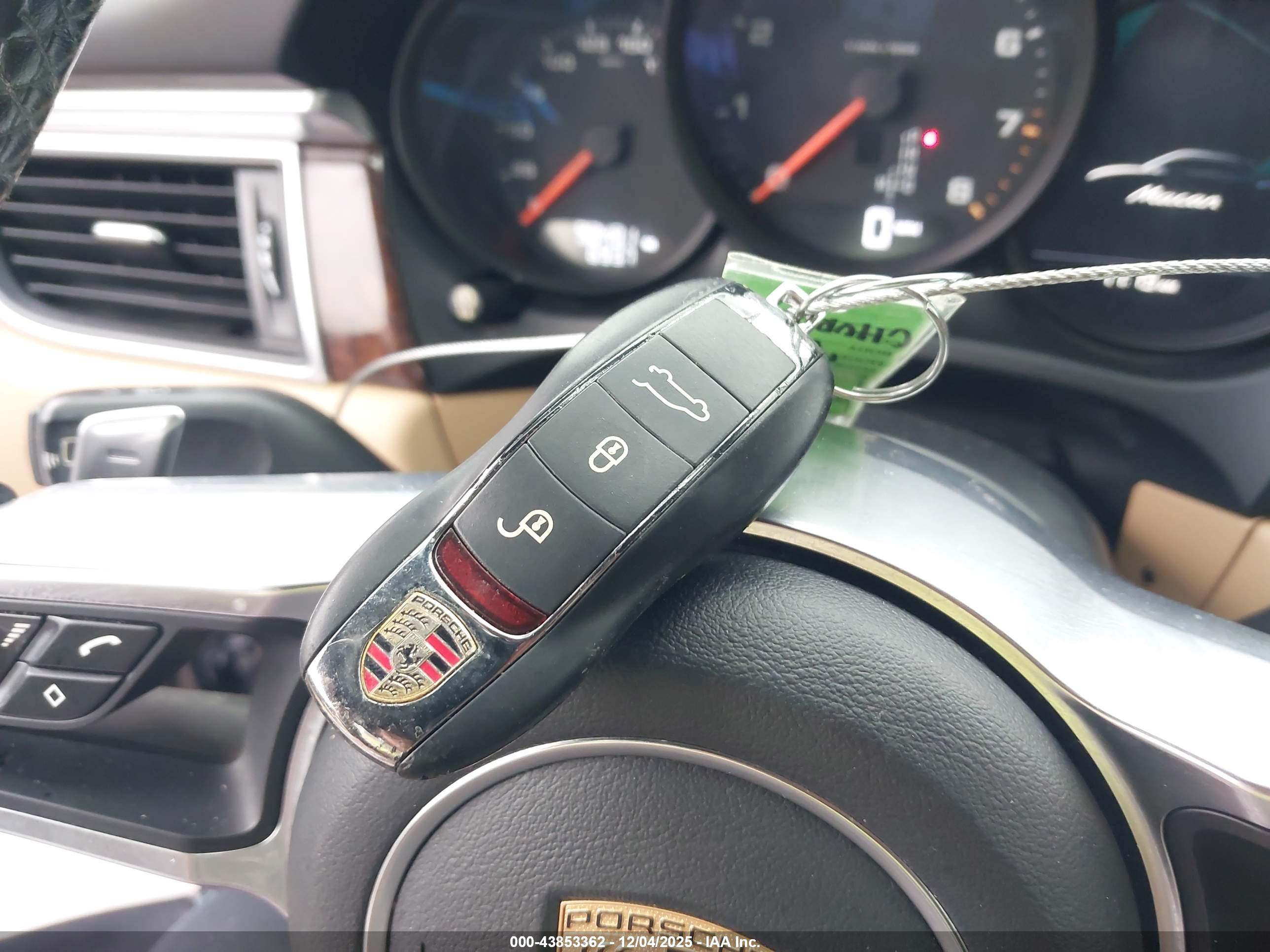 PORSCHE MACAN image 11