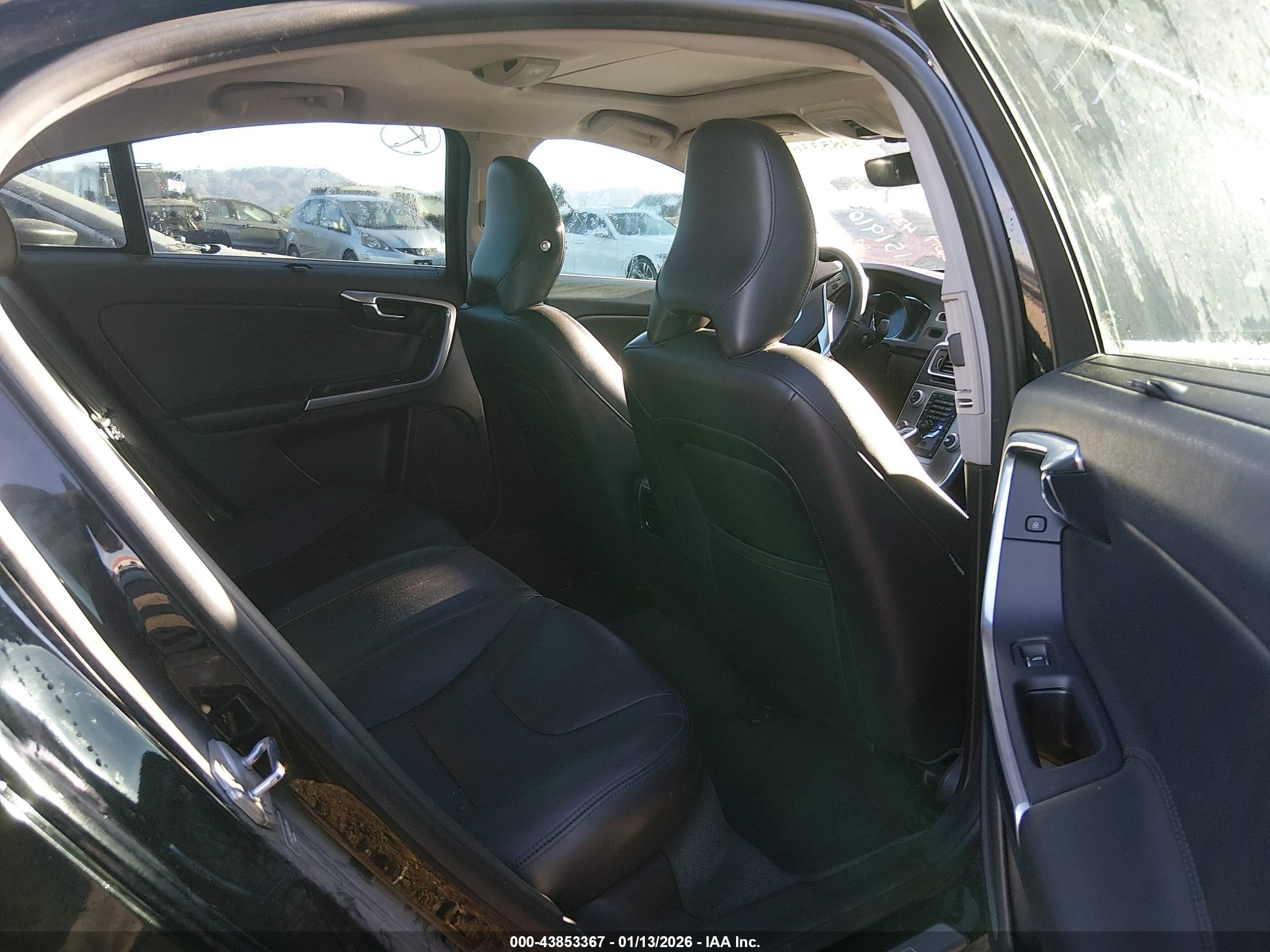 VOLVO S60 image 8