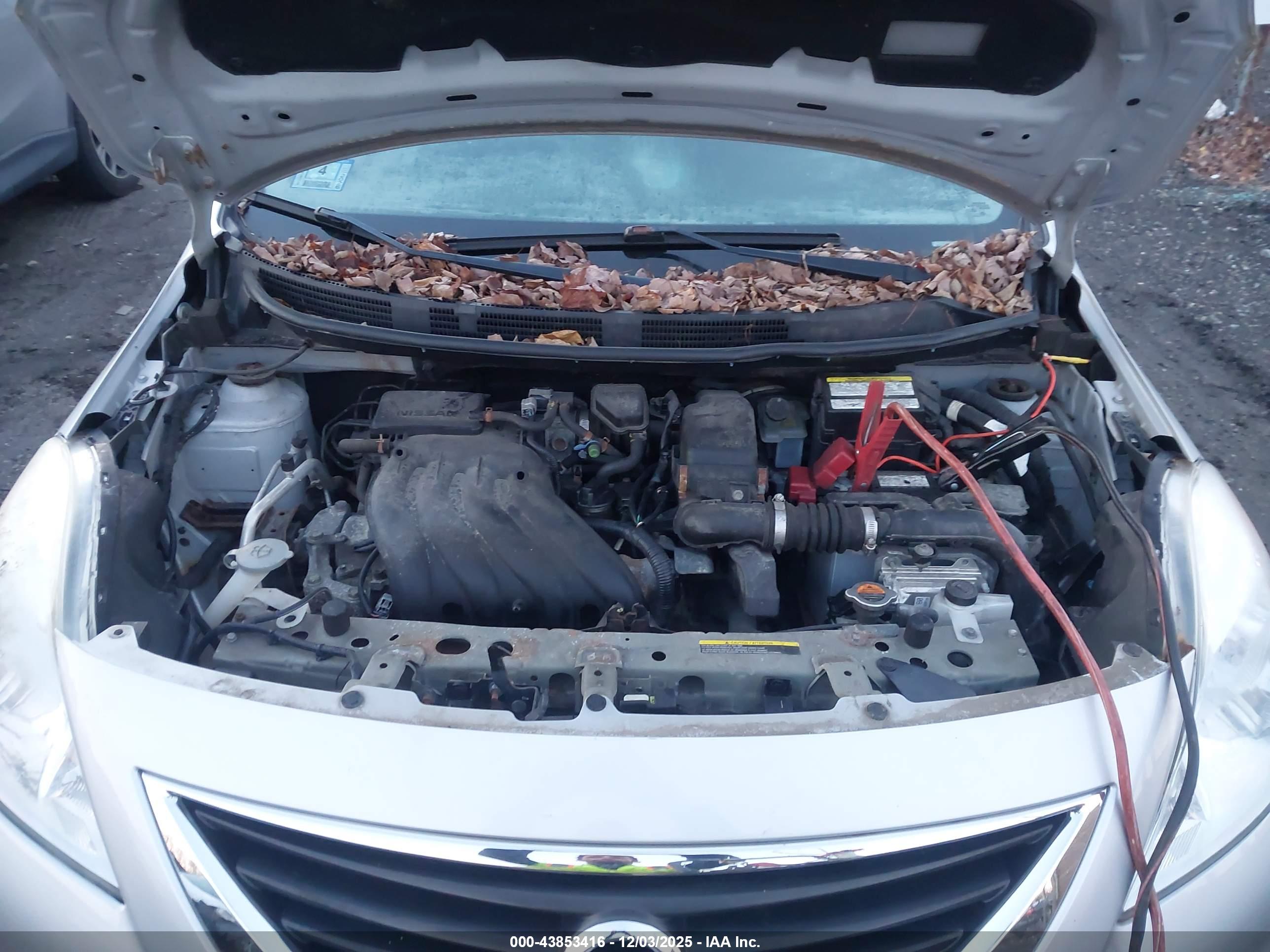 NISSAN VERSA image 10