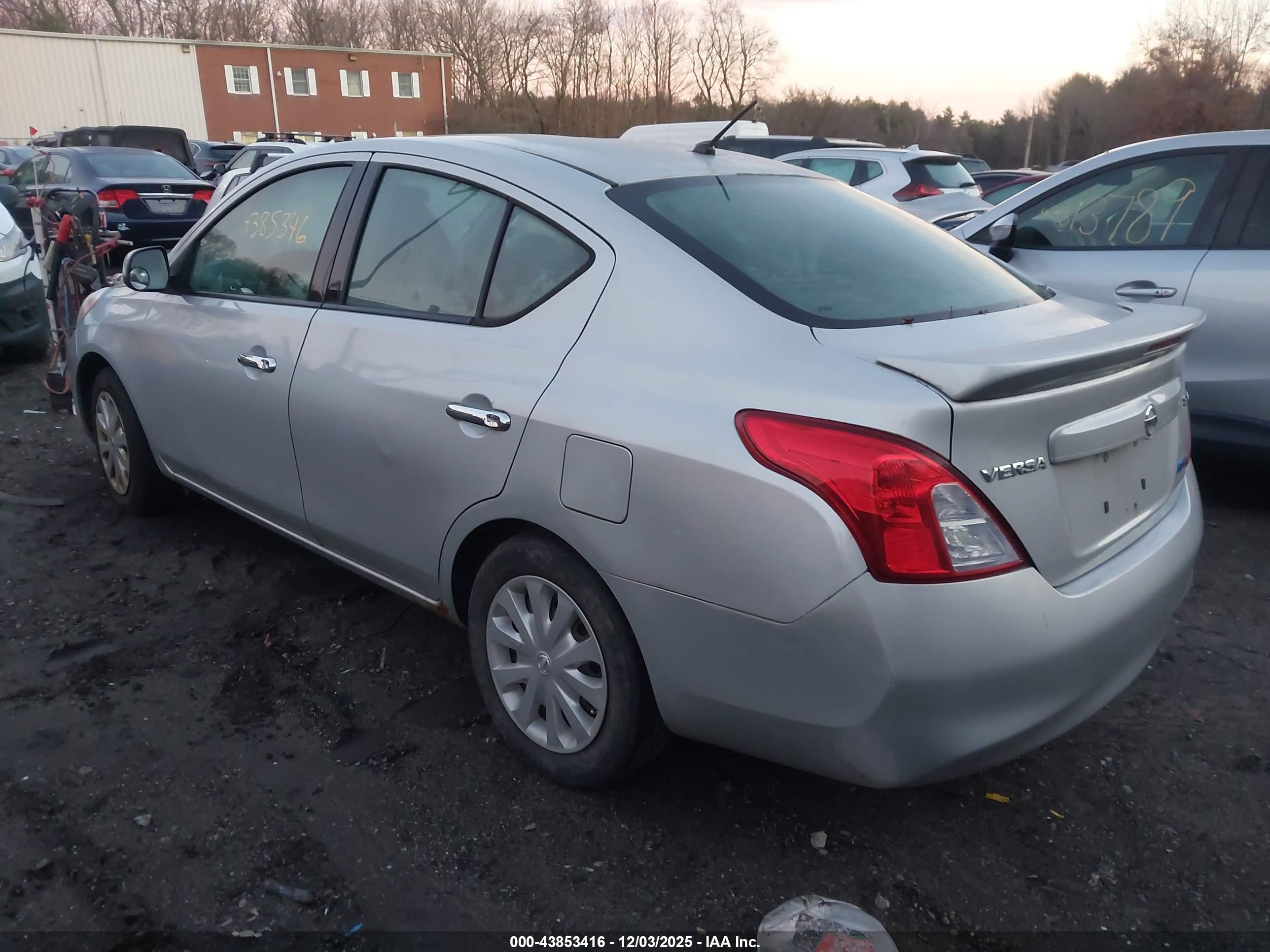 NISSAN VERSA image 3