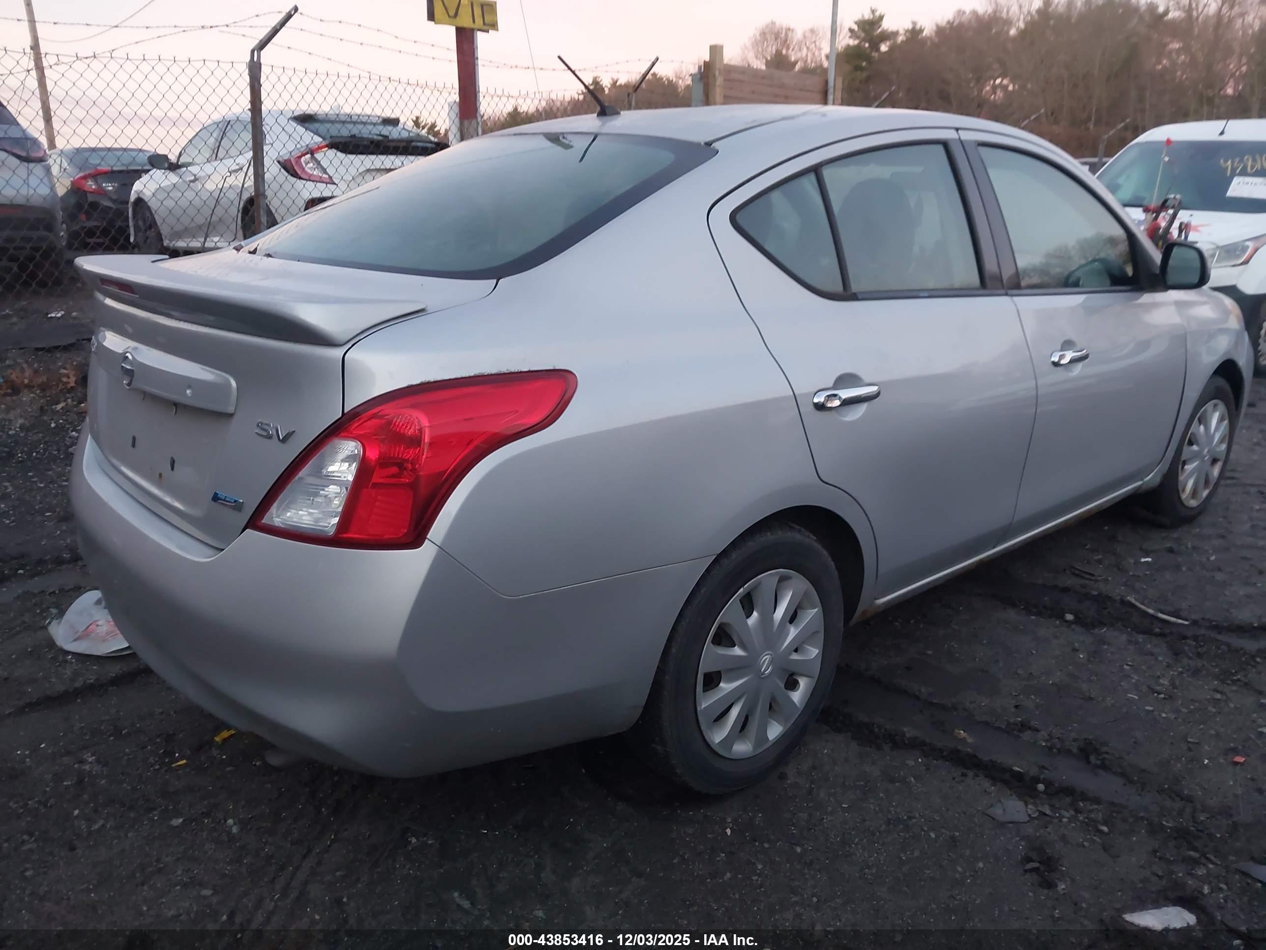 NISSAN VERSA image 4