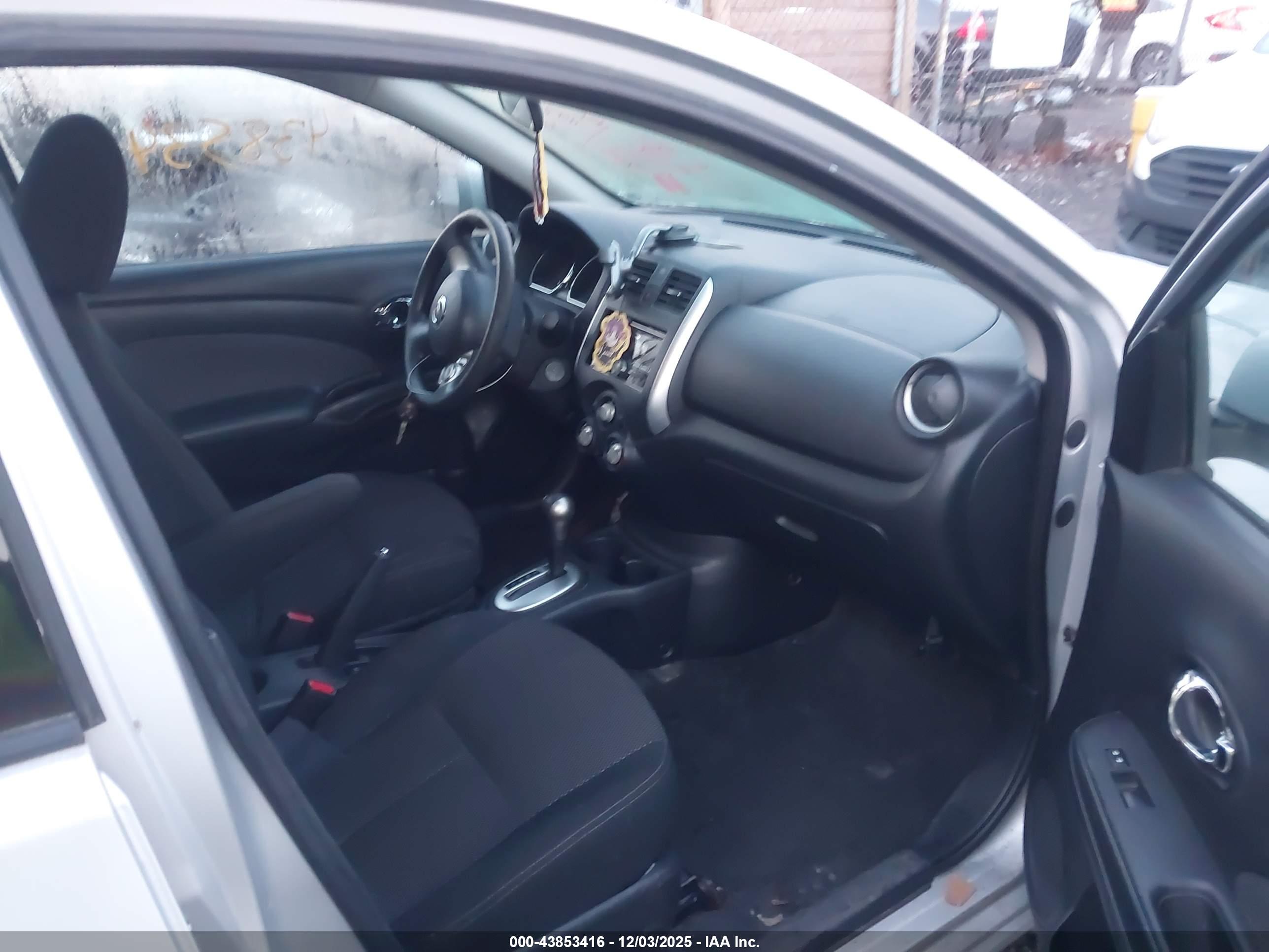 NISSAN VERSA image 5