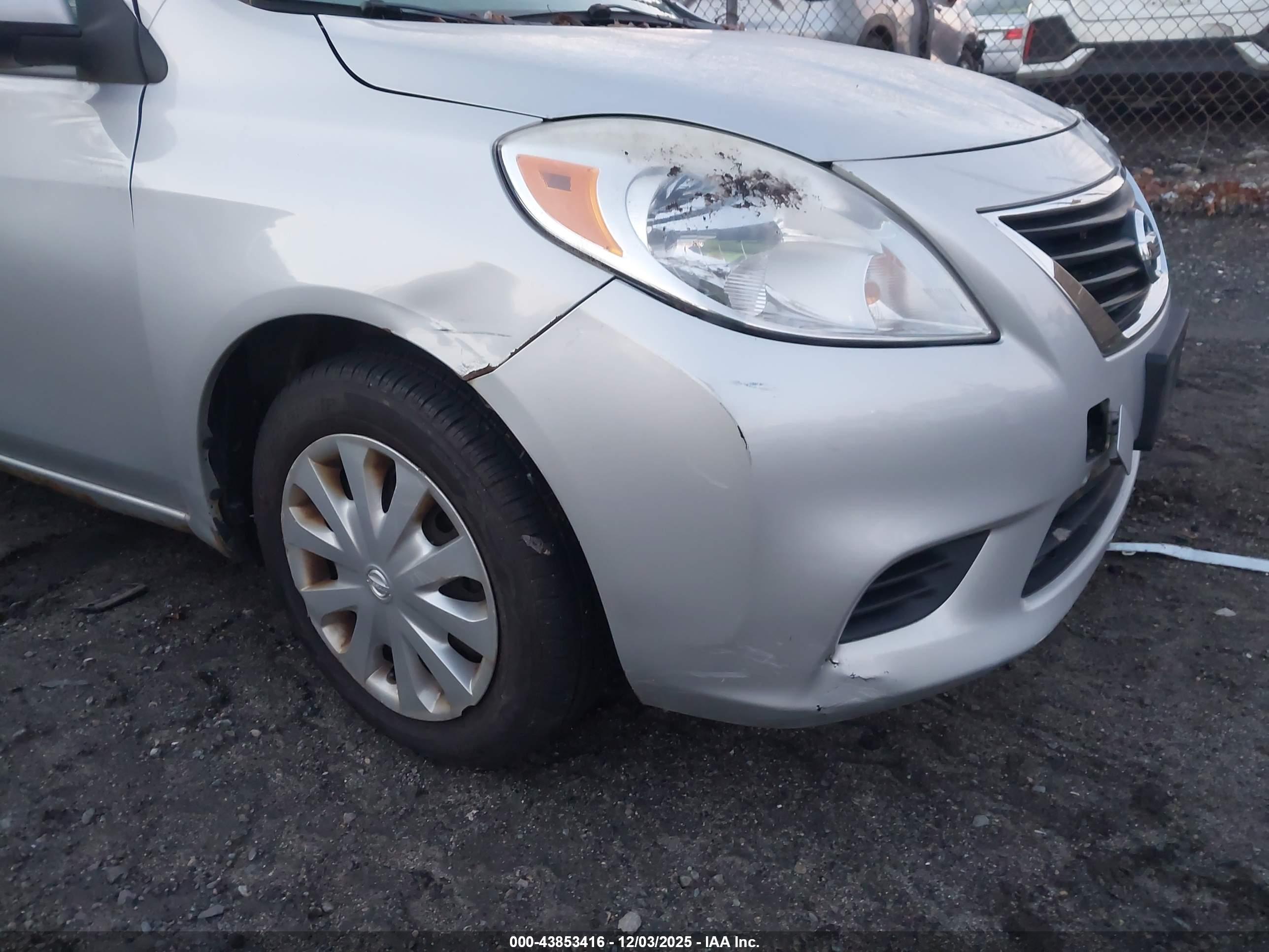 NISSAN VERSA image 6