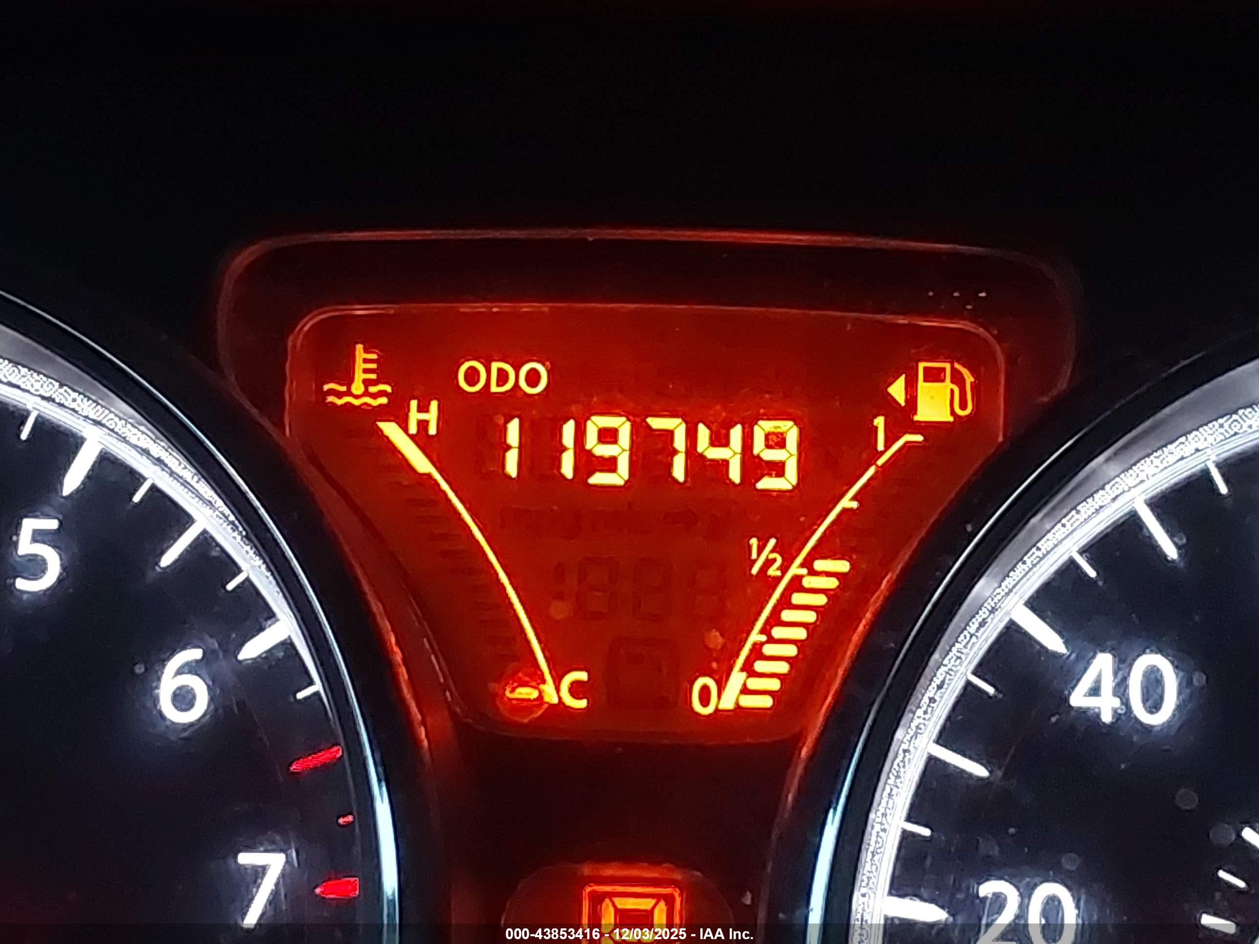 NISSAN VERSA image 7