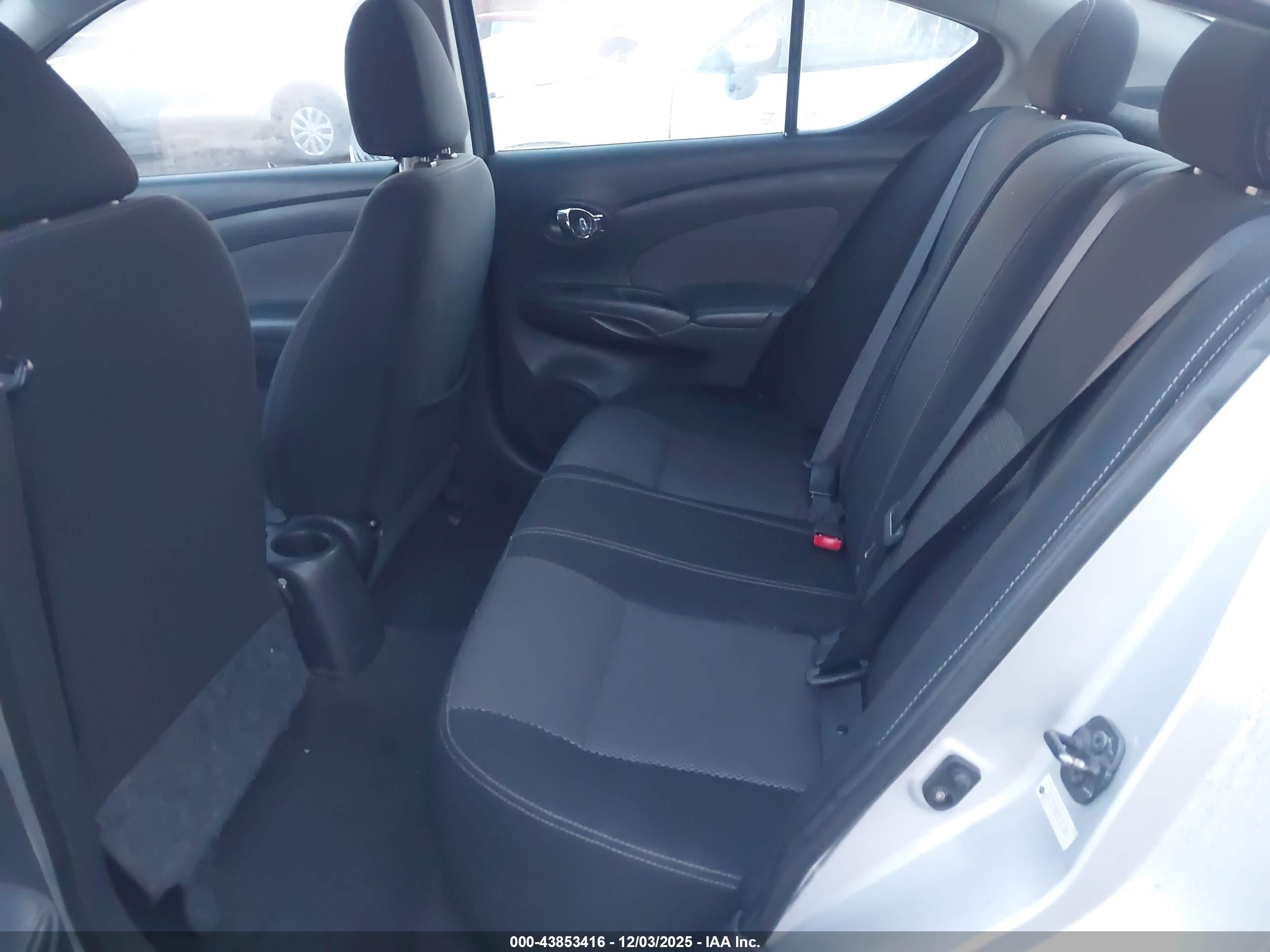 NISSAN VERSA image 8