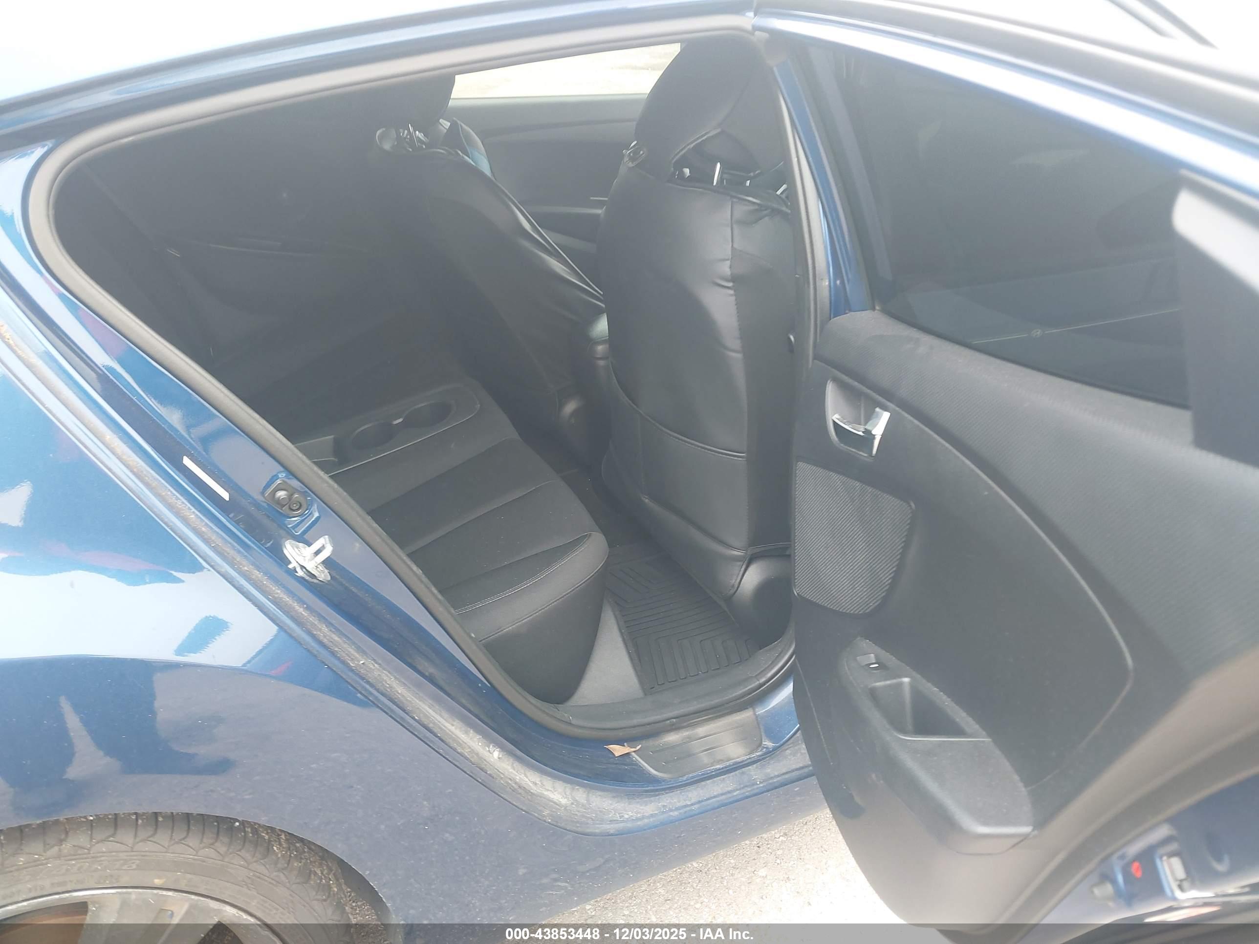 HYUNDAI VELOSTER image 8