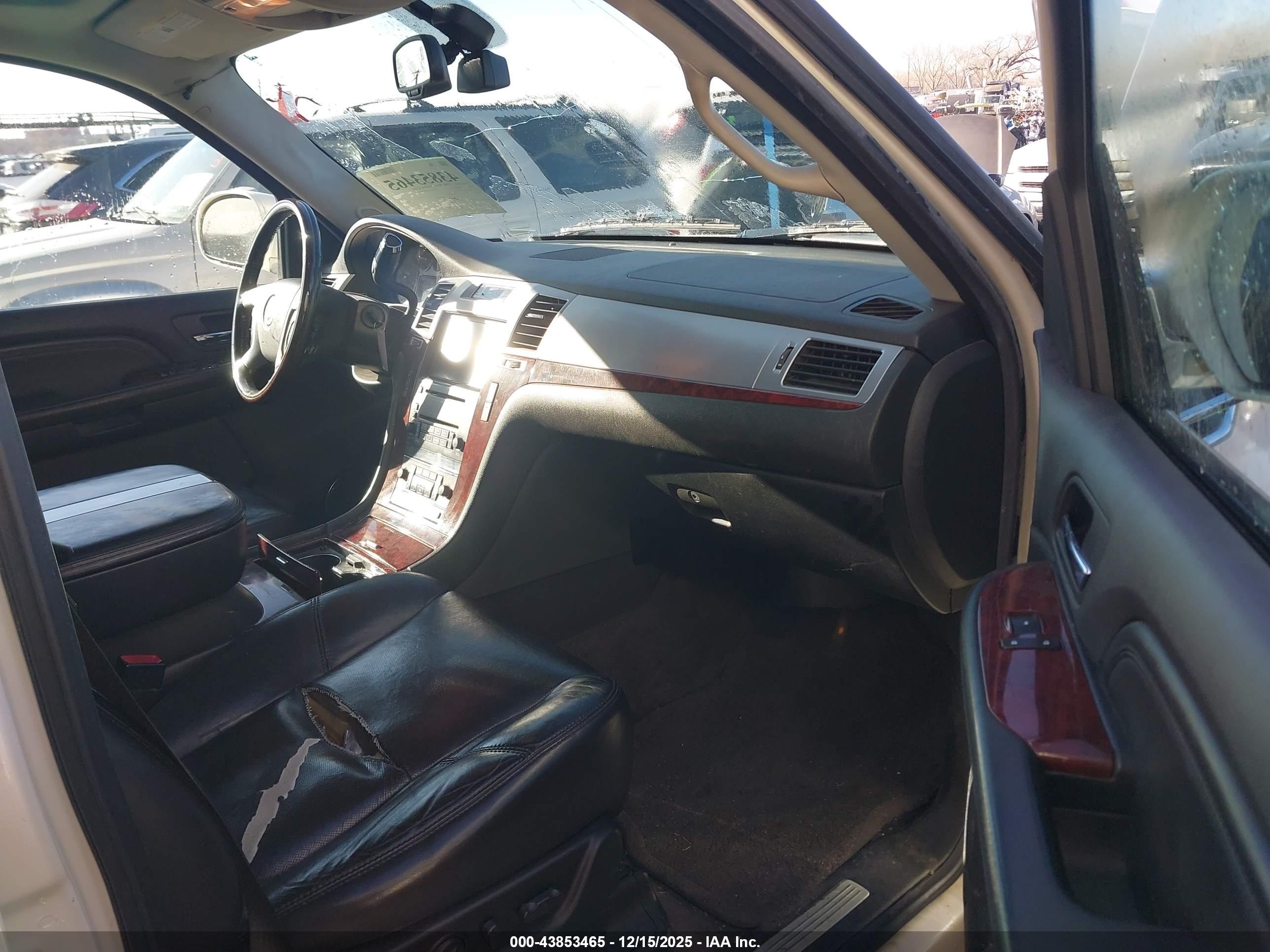 CADILLAC ESCALADE image 5