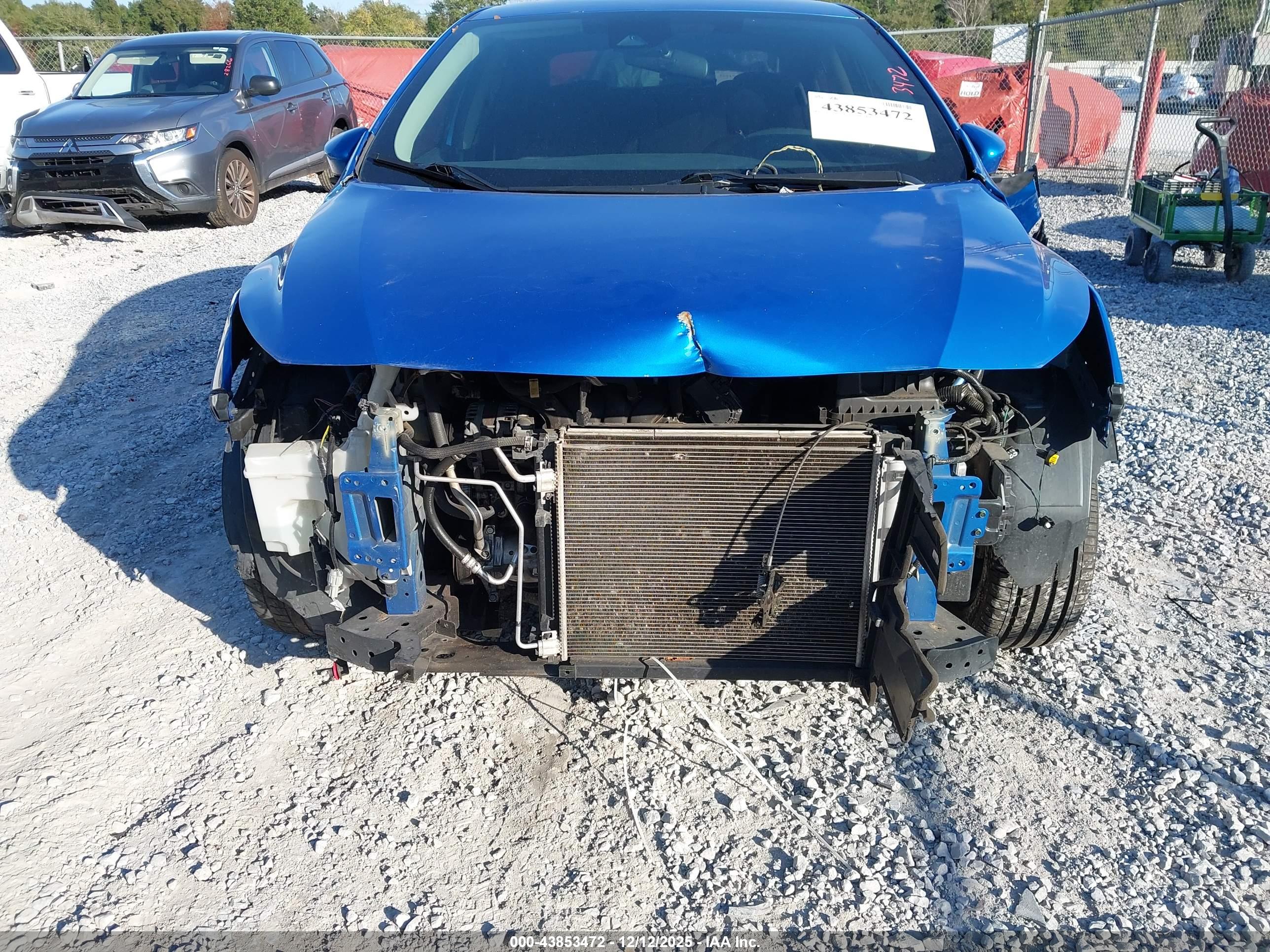 NISSAN VERSA image 6