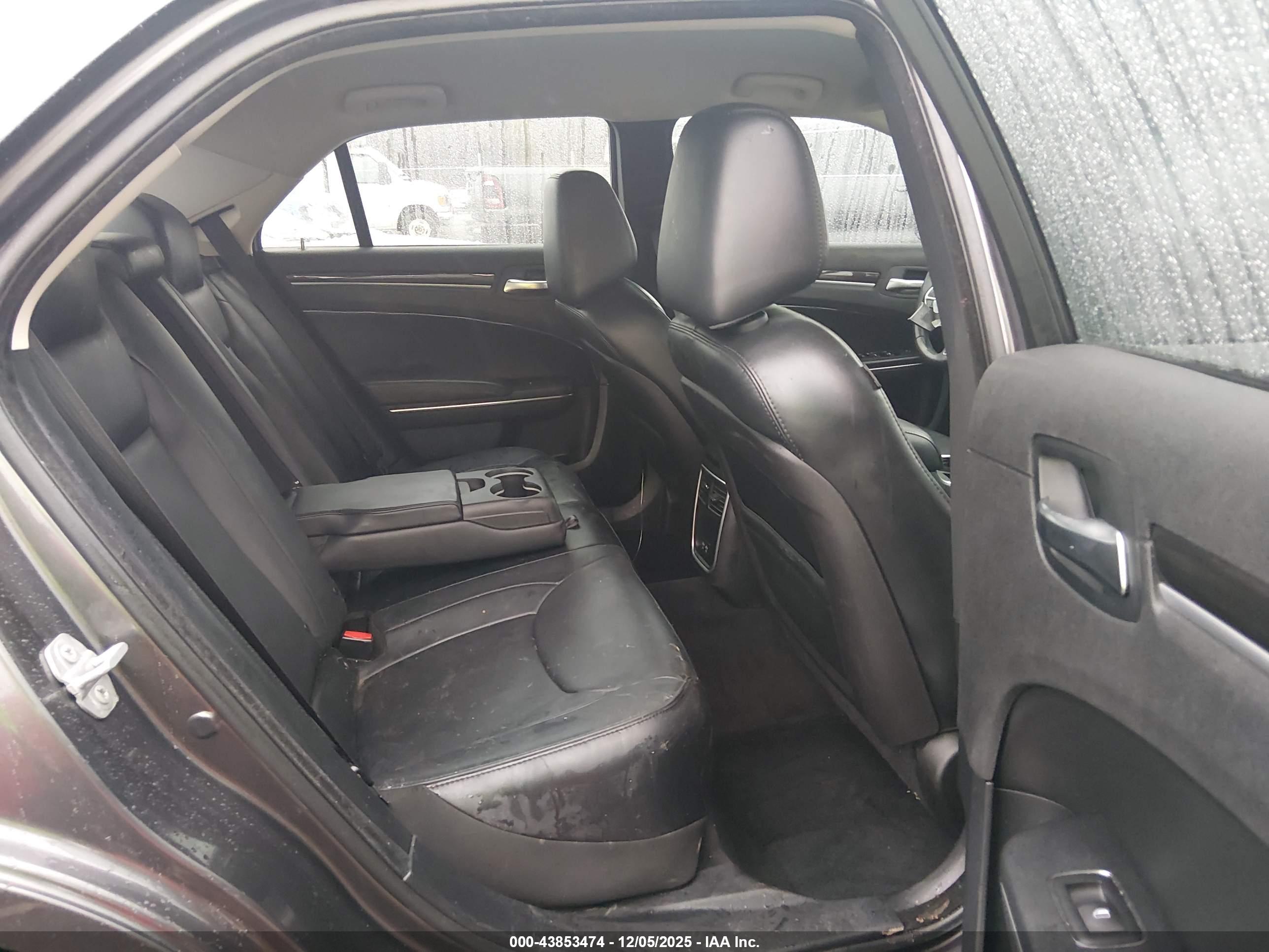 CHRYSLER 300 image 8