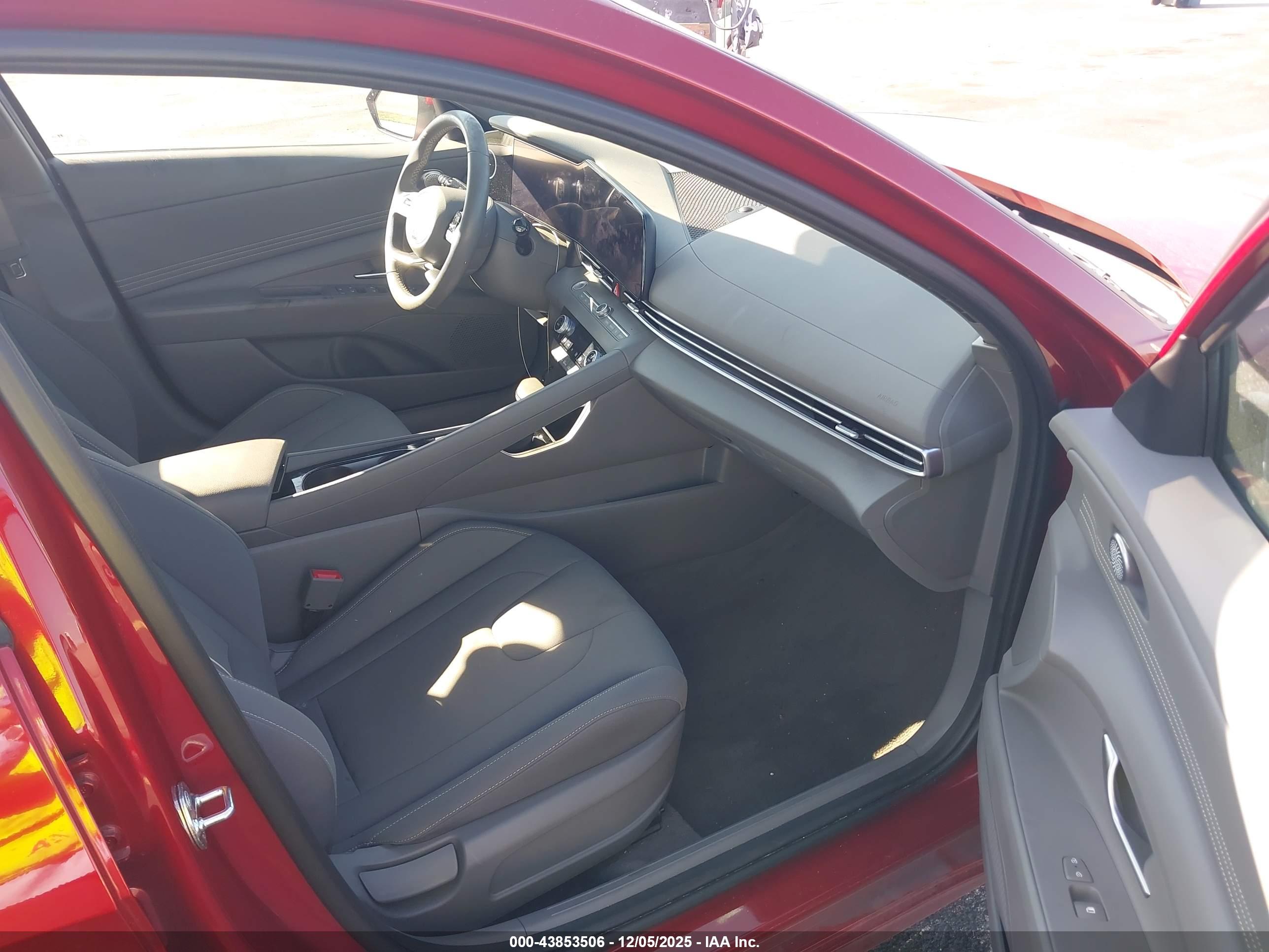 HYUNDAI ELANTRA image 5