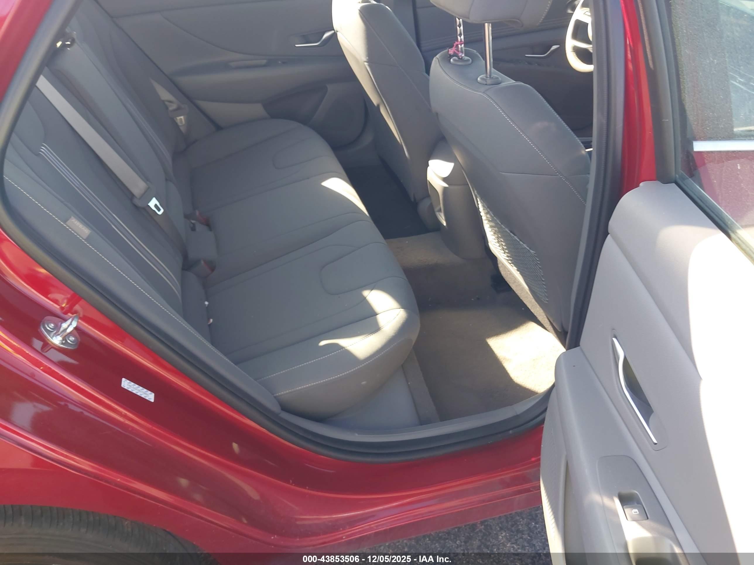 HYUNDAI ELANTRA image 8