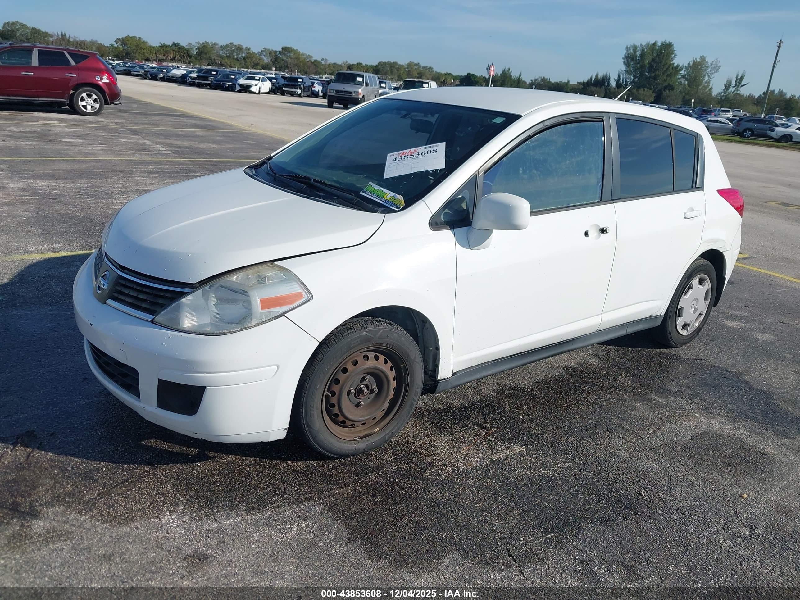 NISSAN VERSA image 2