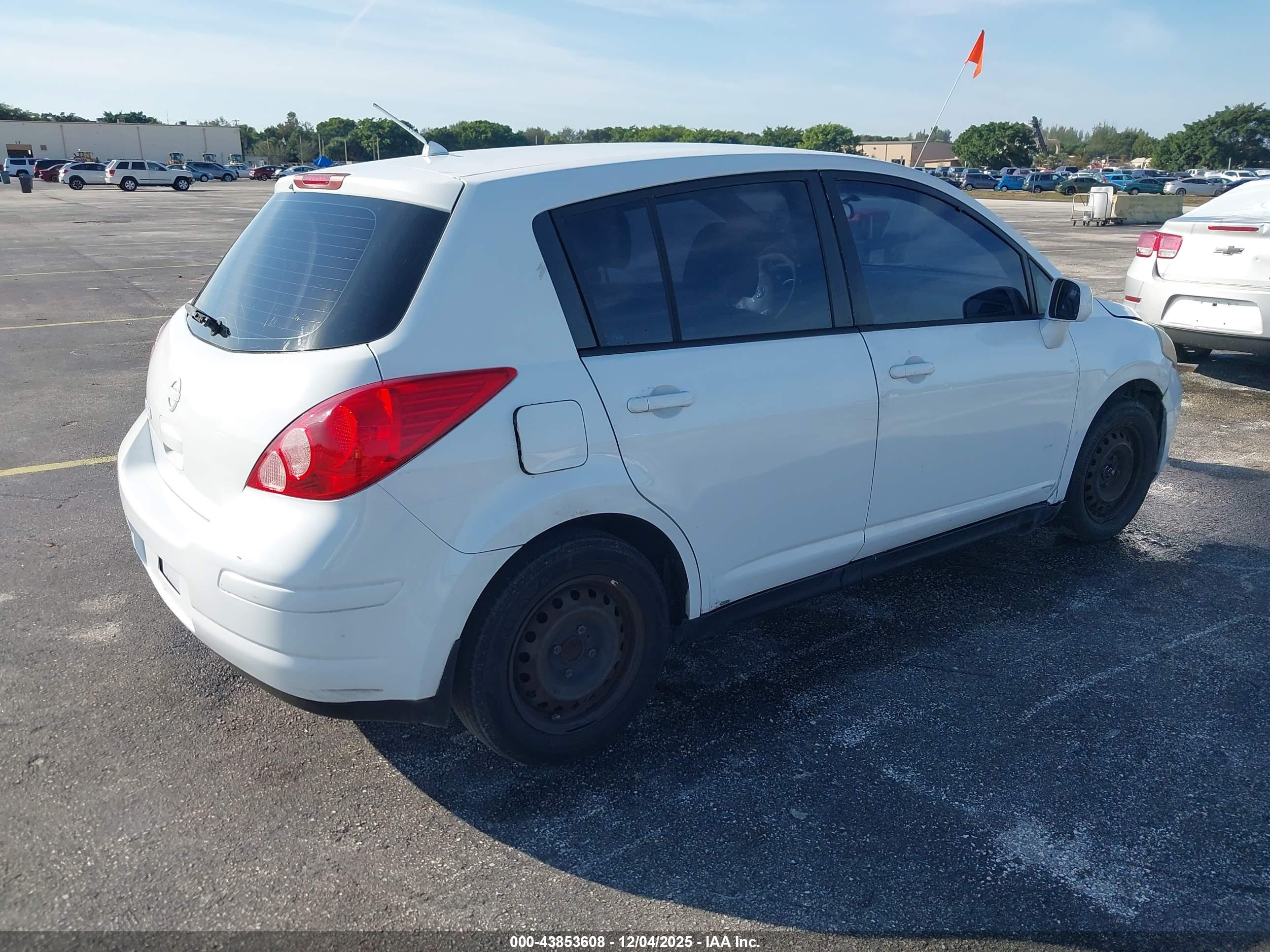 NISSAN VERSA image 4